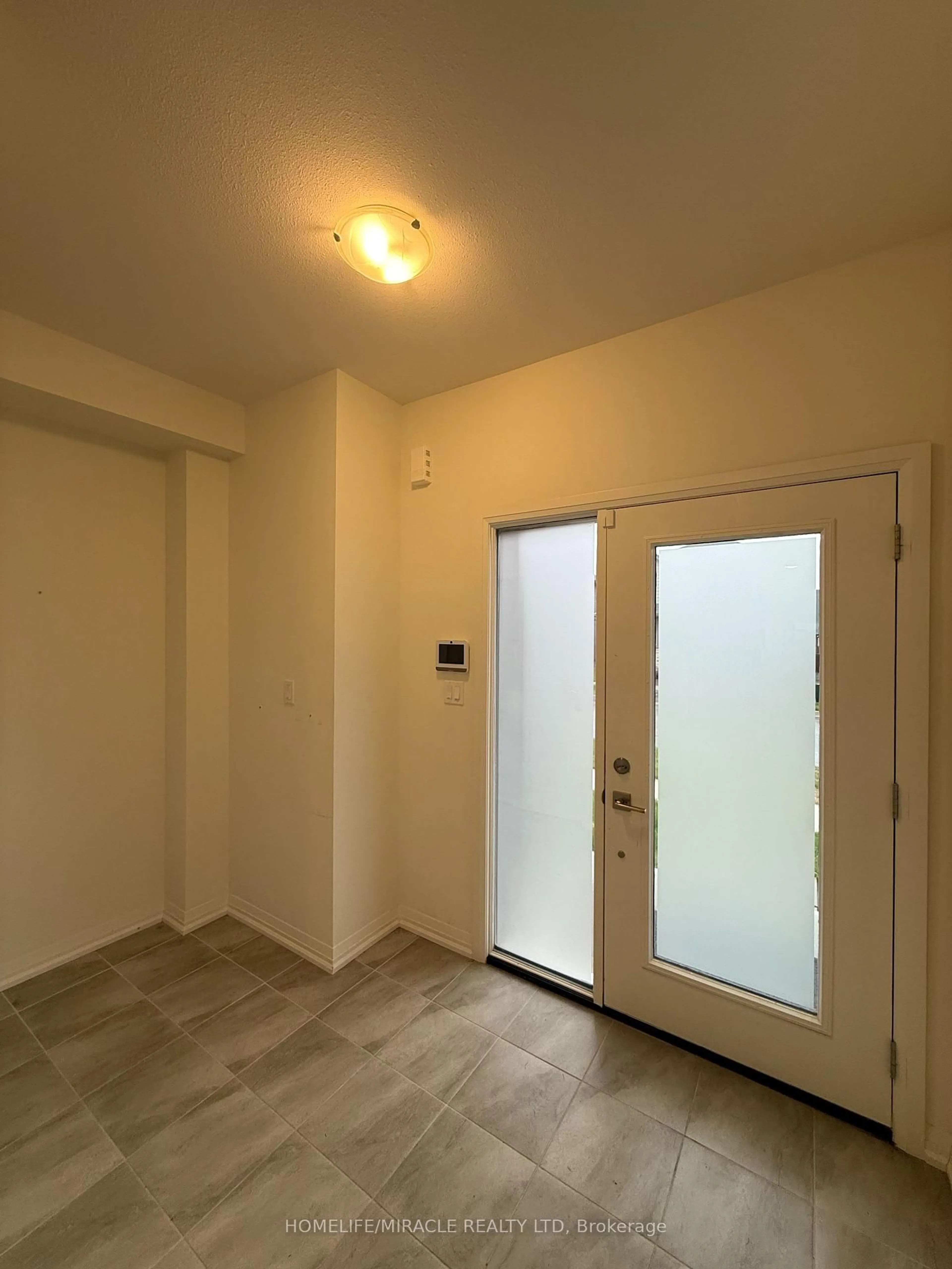 Indoor entryway for 72 Samuel Ave, Pelham Ontario L0S 1E1