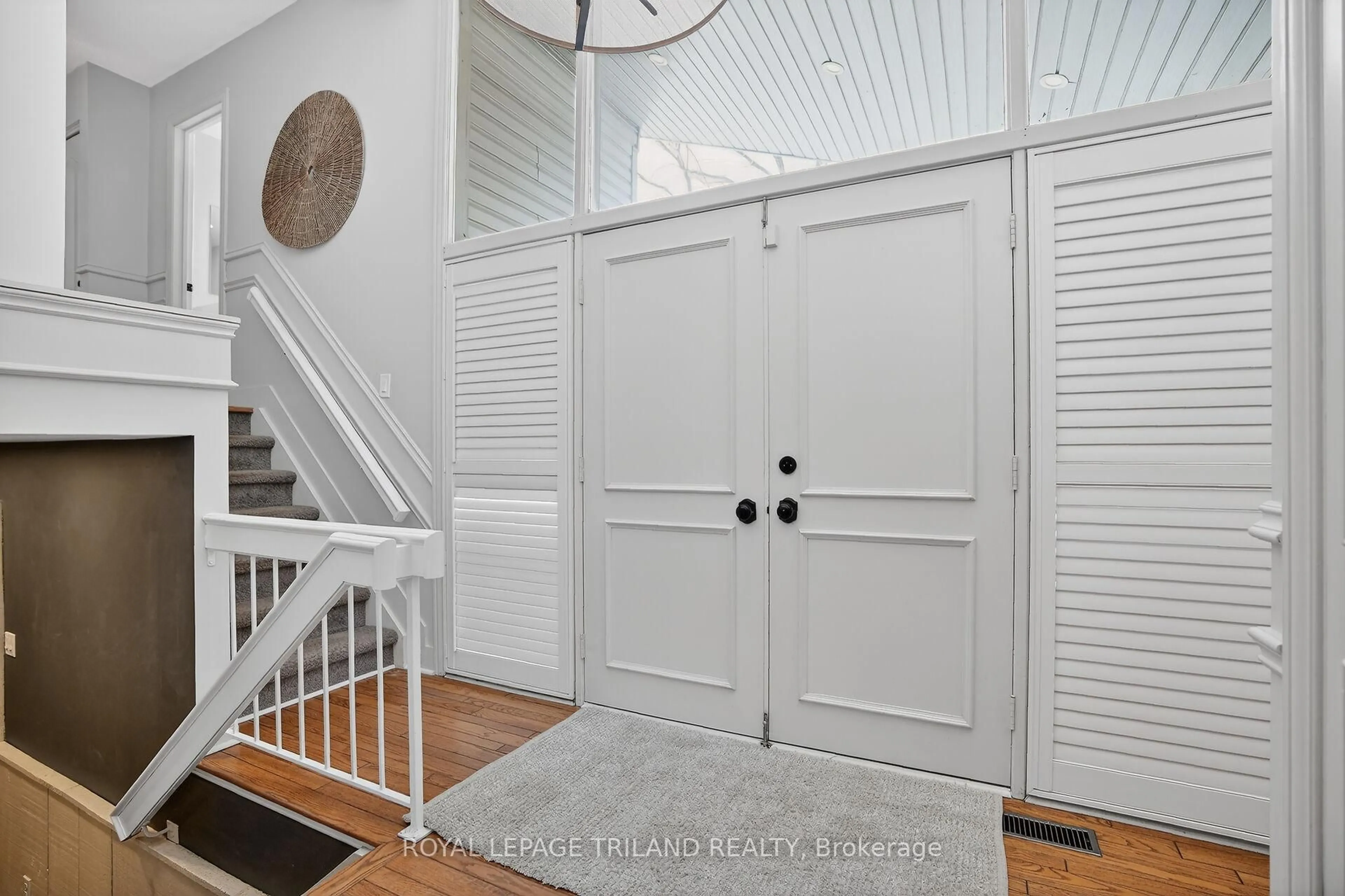 Indoor entryway for 88 Salem Crt, London South Ontario N6K 1S9