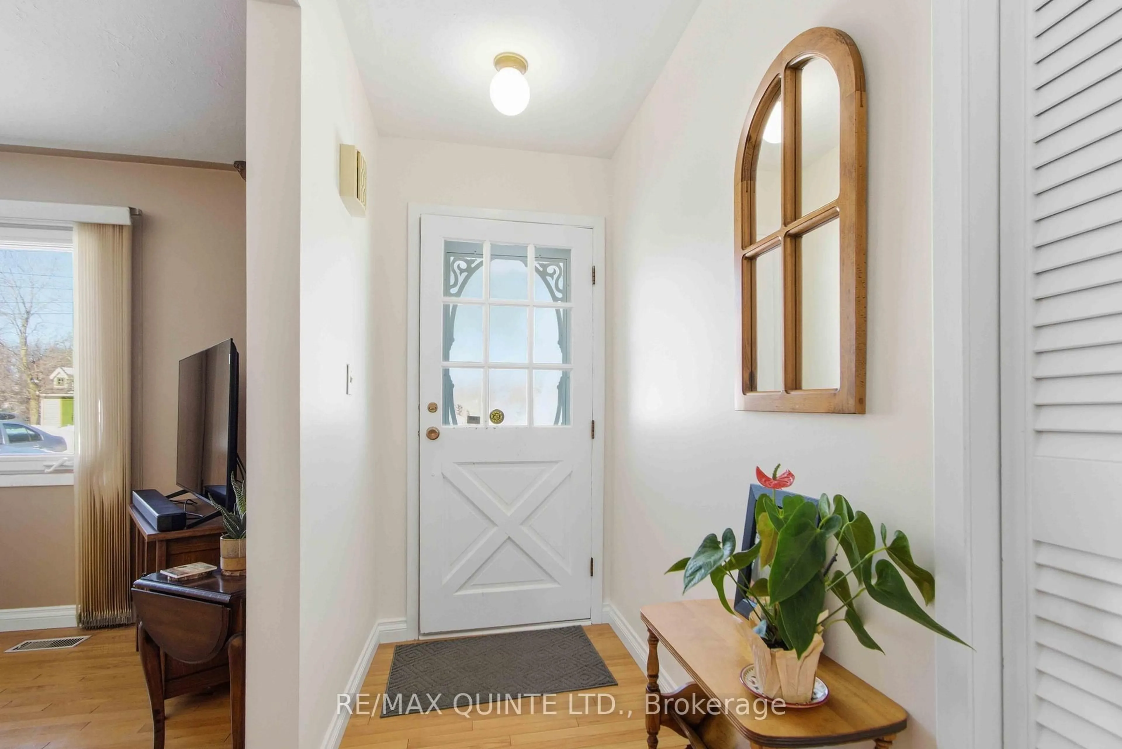 Indoor entryway for 71 Elizabeth St, Stirling Ontario K0K 3E0