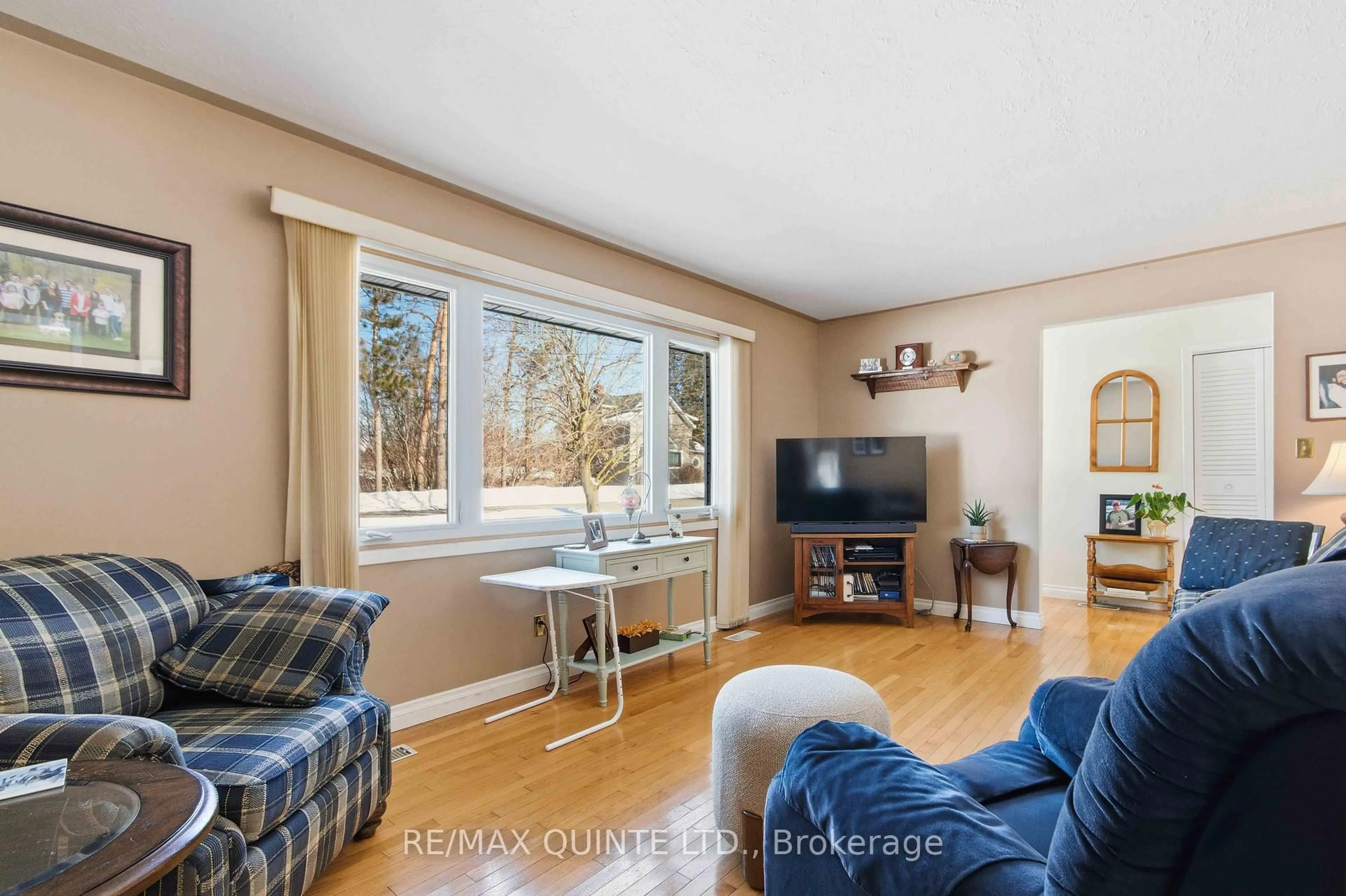 Living room with furniture, wood/laminate floor for 71 Elizabeth St, Stirling Ontario K0K 3E0