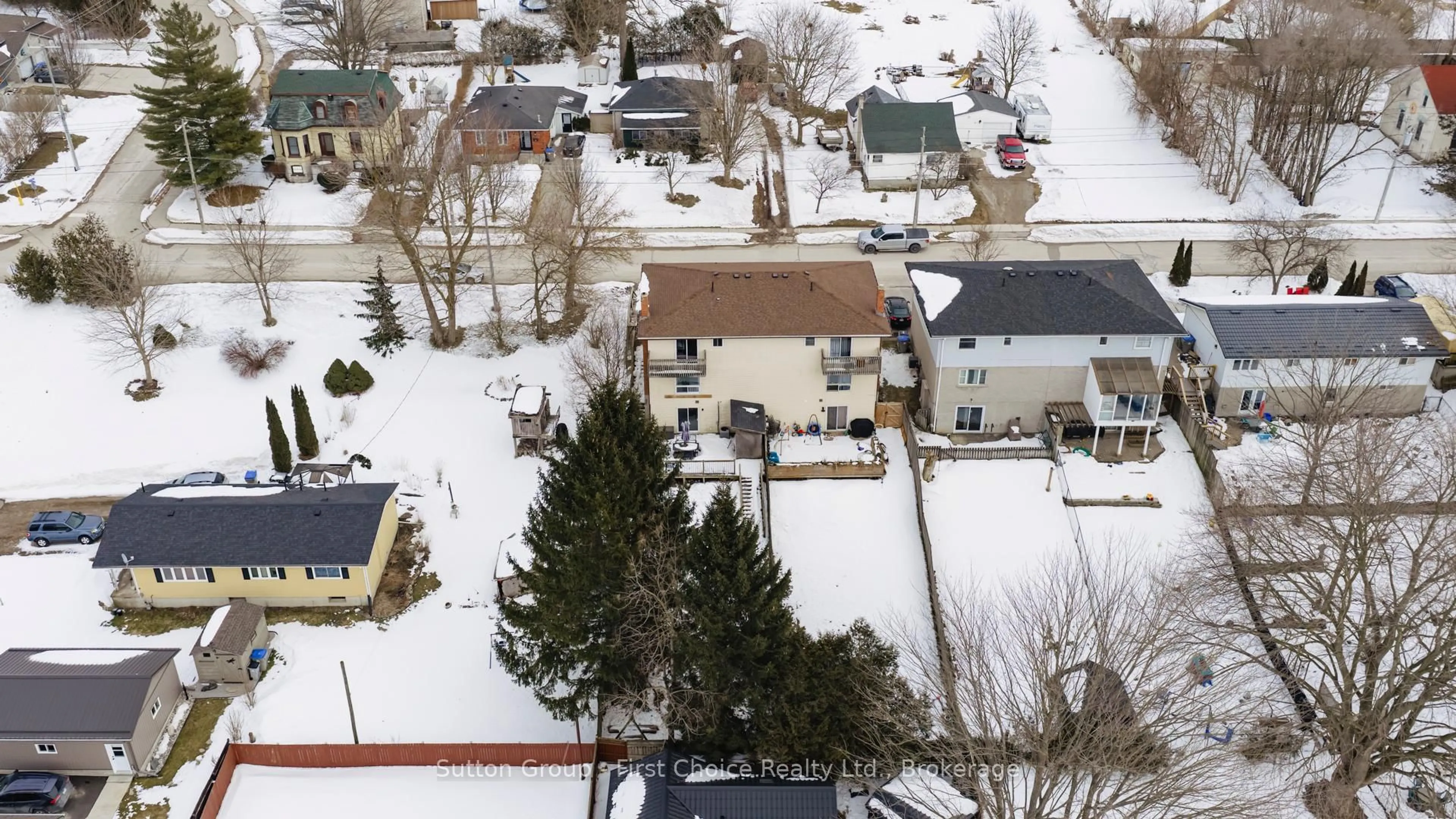 A pic from outside/outdoor area/front of a property/back of a property/a pic from drone, street for 282 Church St, St. Marys Ontario N4X 1B9