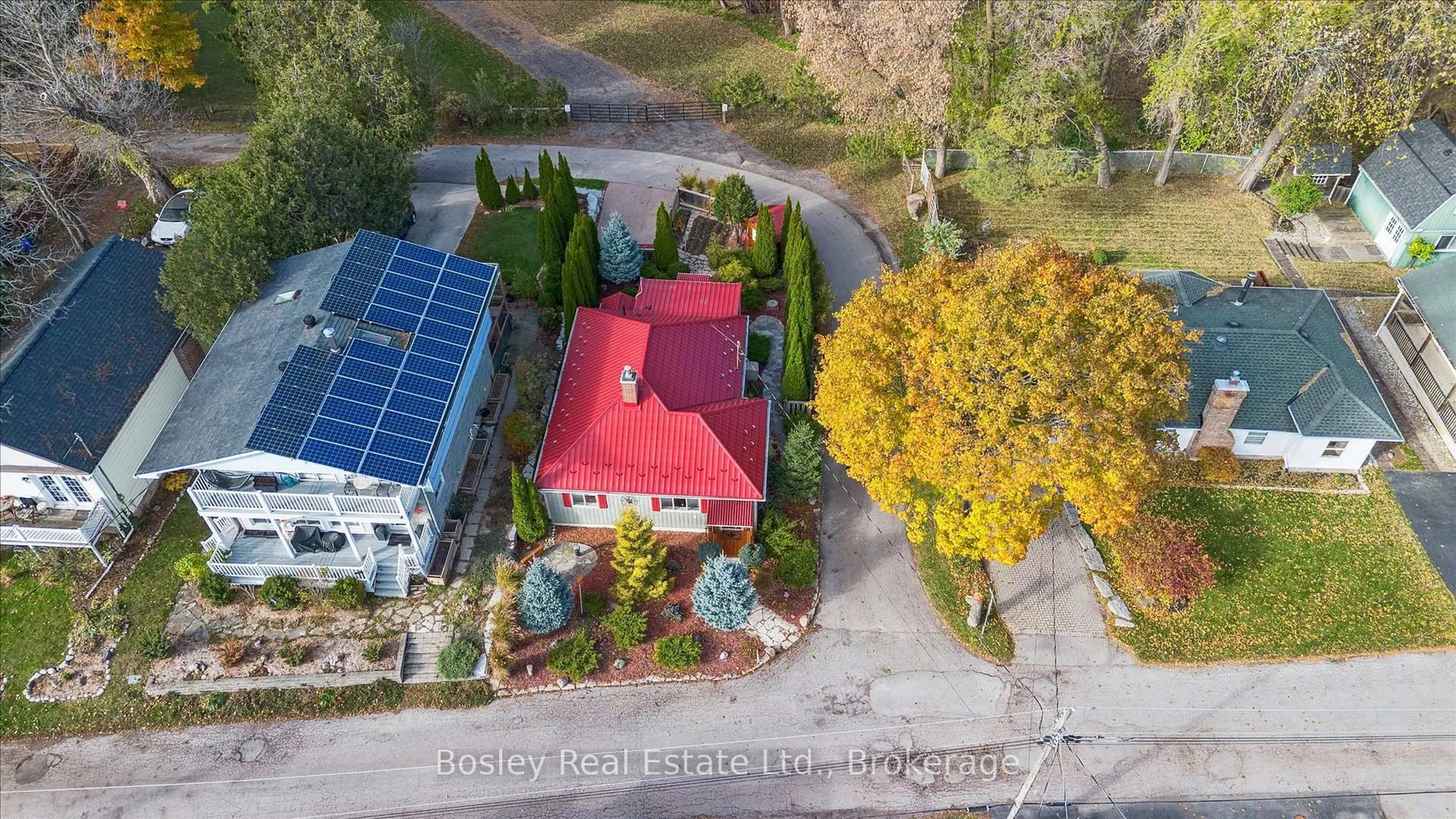A pic from outside/outdoor area/front of a property/back of a property/a pic from drone, street for 32 Holly Trail, Puslinch Ontario N3C 2V4