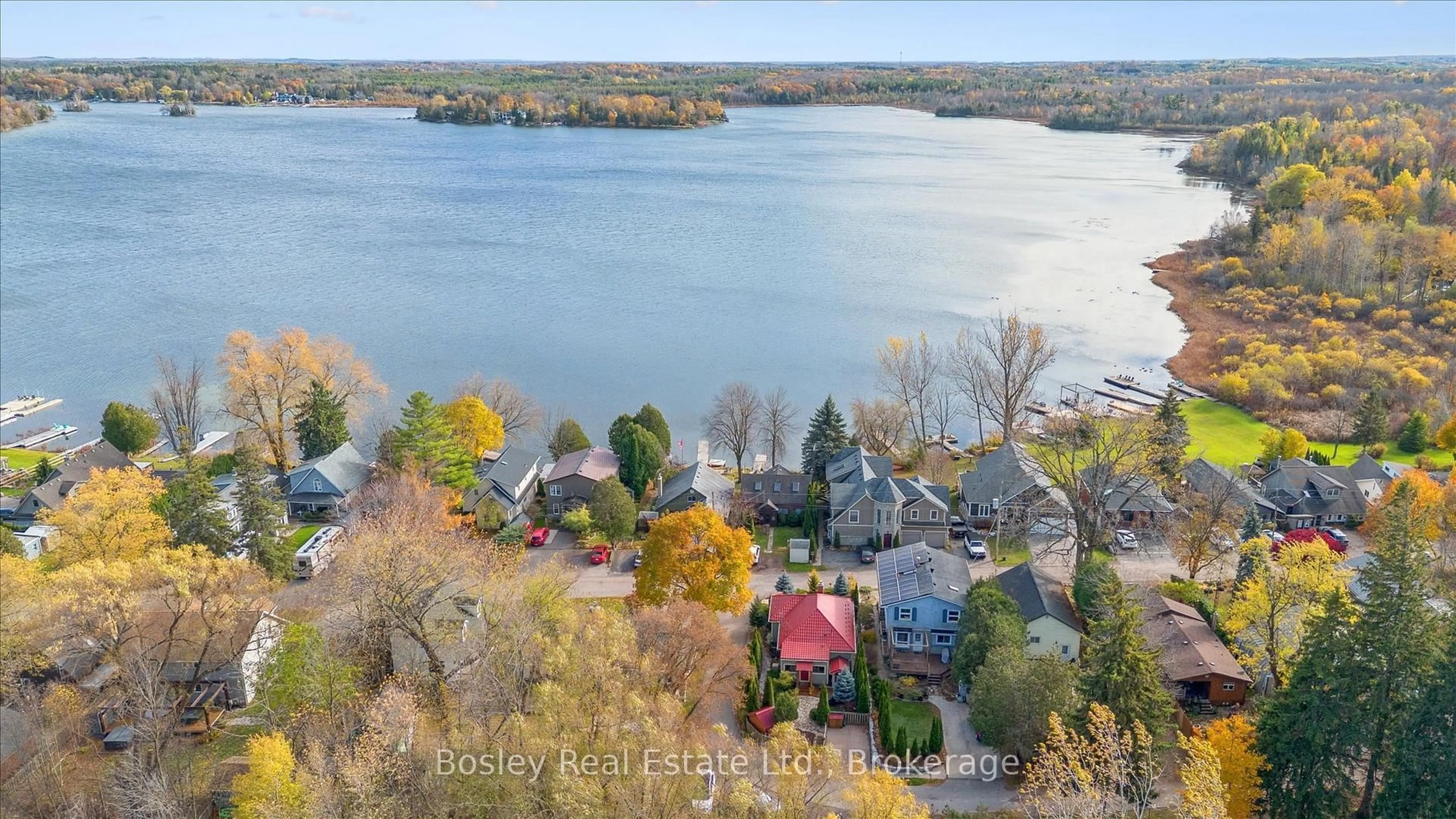 A pic from outside/outdoor area/front of a property/back of a property/a pic from drone, water/lake/river/ocean view for 32 Holly Trail, Puslinch Ontario N3C 2V4