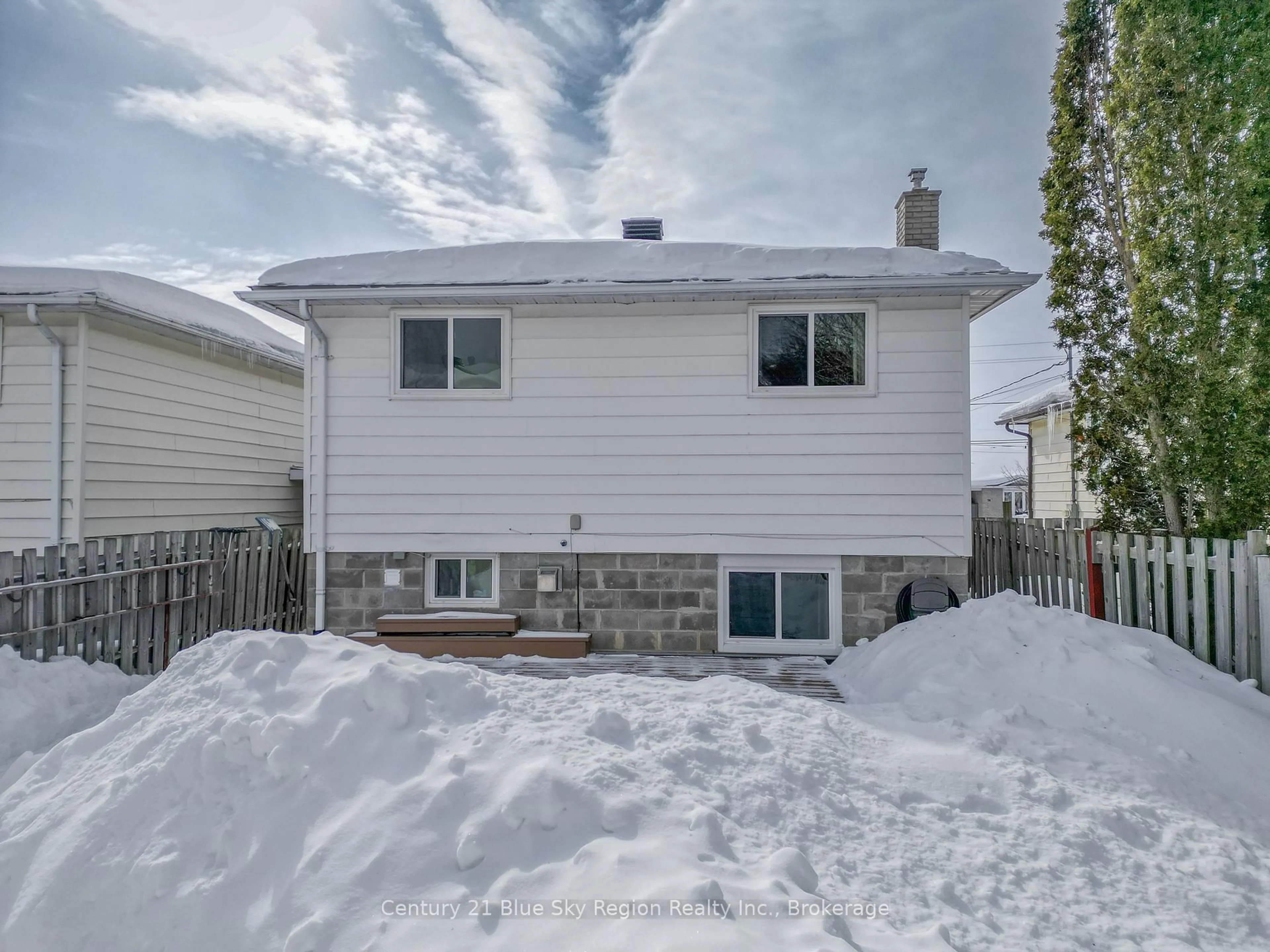 A pic from outside/outdoor area/front of a property/back of a property/a pic from drone, street for 35 McGibbon St, North Bay Ontario P1B 8T5