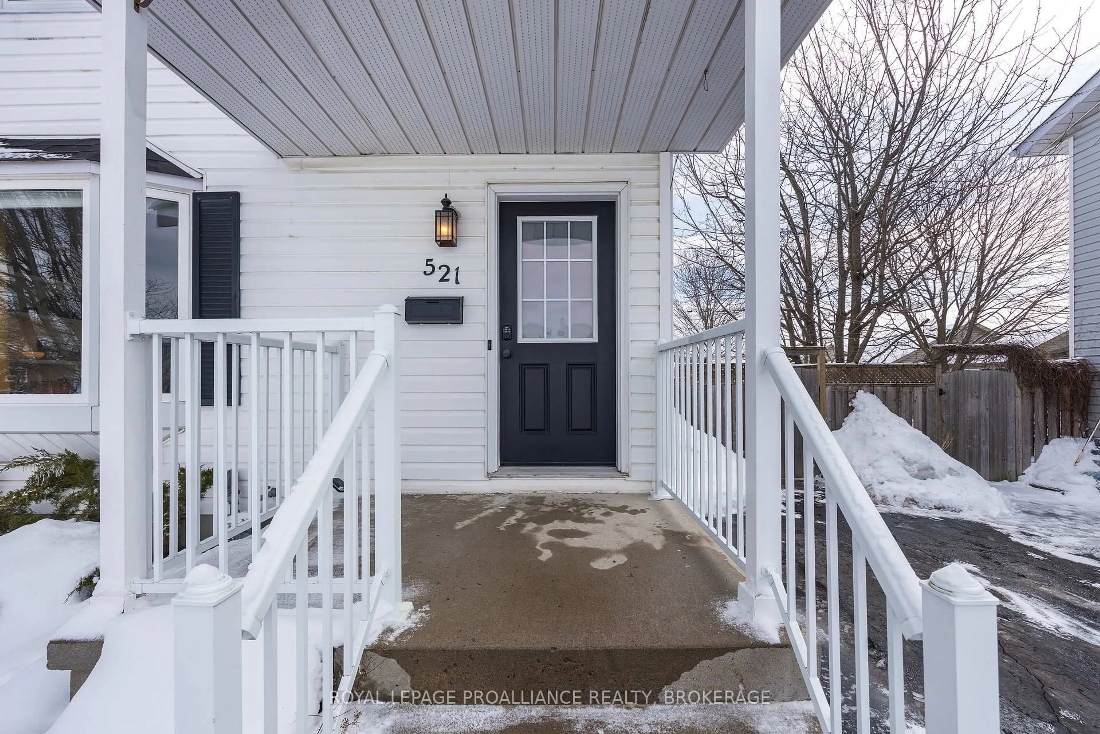 Indoor entryway for 521 Grandtrunk Ave, Kingston Ontario K7M 8P6