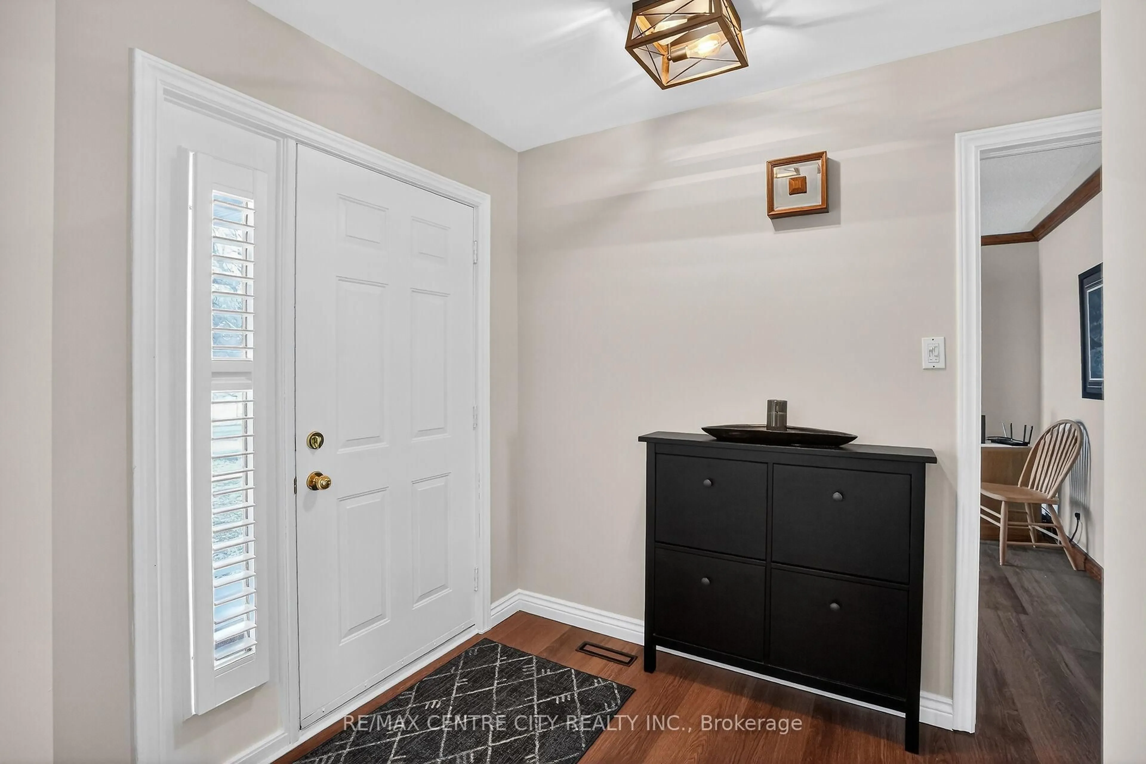 Indoor entryway for 92 Mill St, Middlesex Centre Ontario N0M 2A0