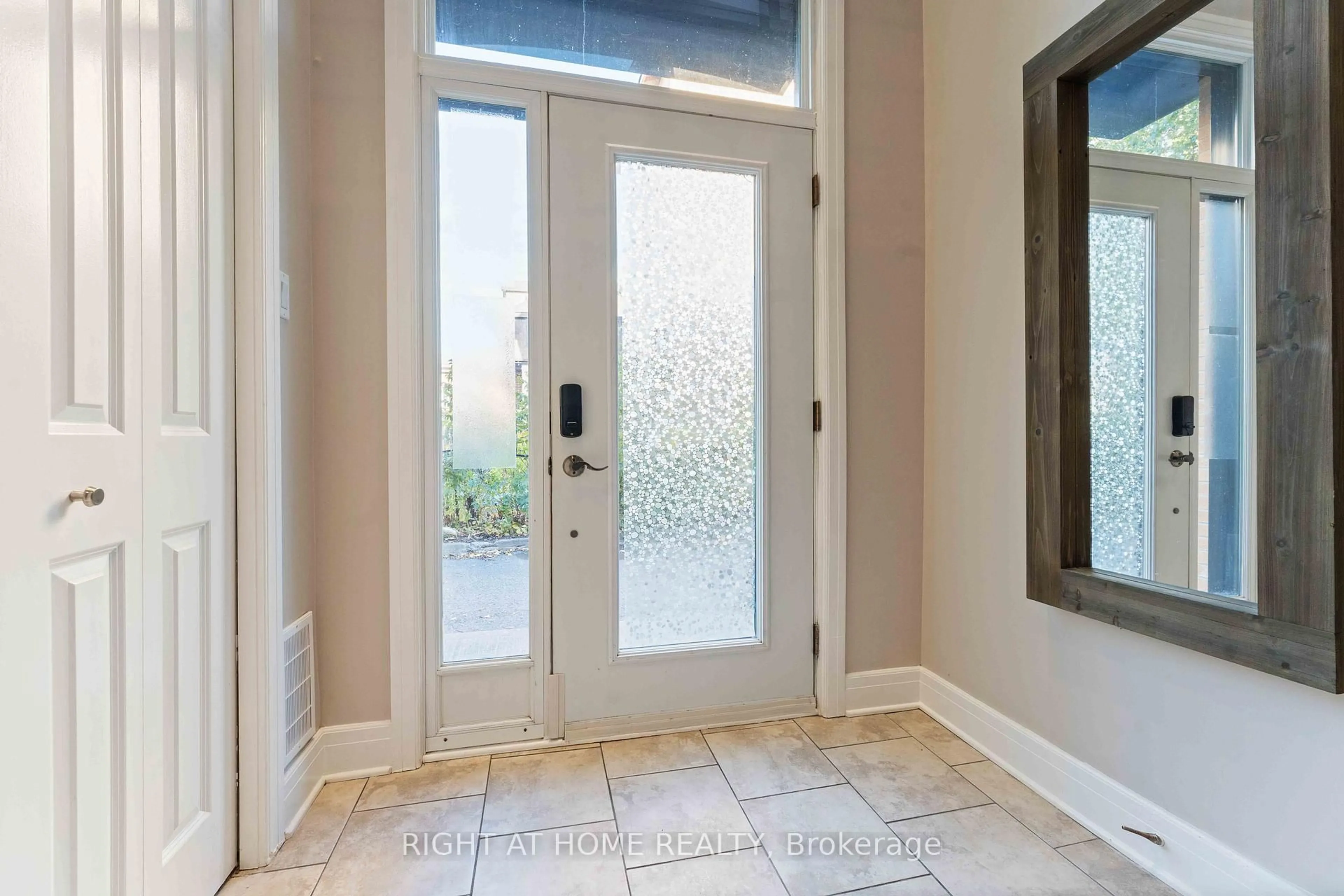Indoor entryway for 110 Little London Private, Ottawa Ontario K1N 0A5