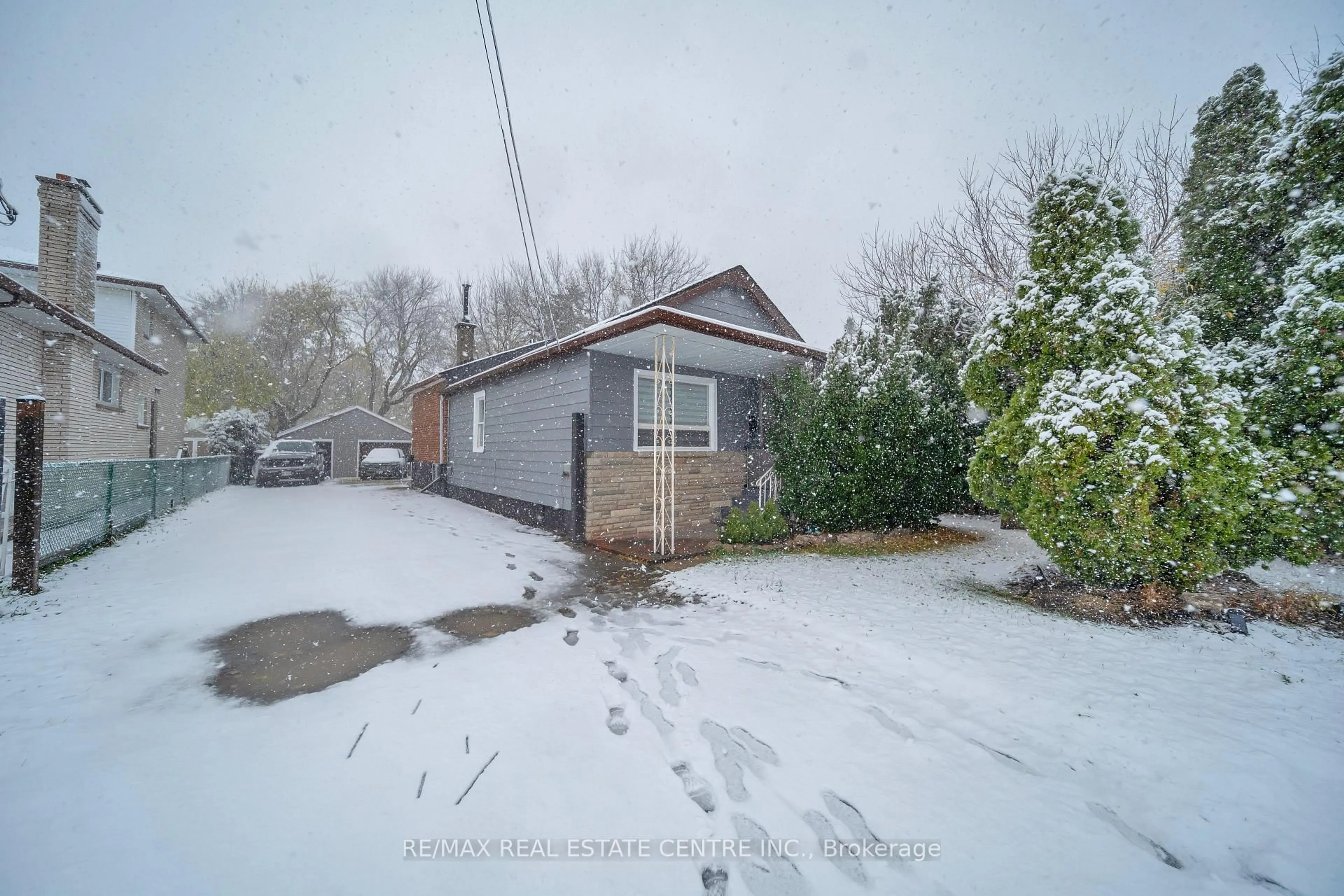 A pic from outside/outdoor area/front of a property/back of a property/a pic from drone, street for 191 Margaret Ave, Hamilton Ontario L8E 2H6