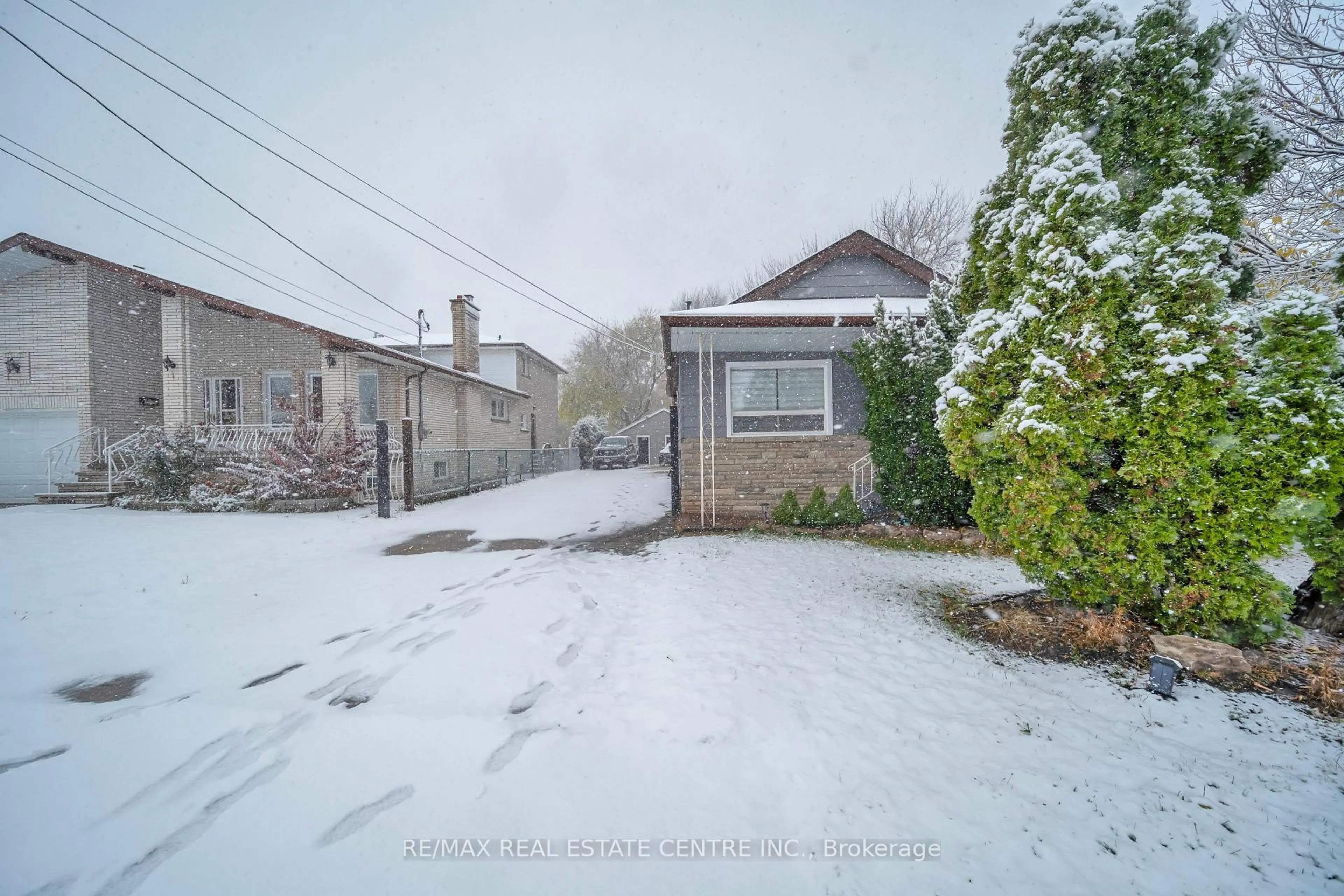 A pic from outside/outdoor area/front of a property/back of a property/a pic from drone, street for 191 Margaret Ave, Hamilton Ontario L8E 2H6