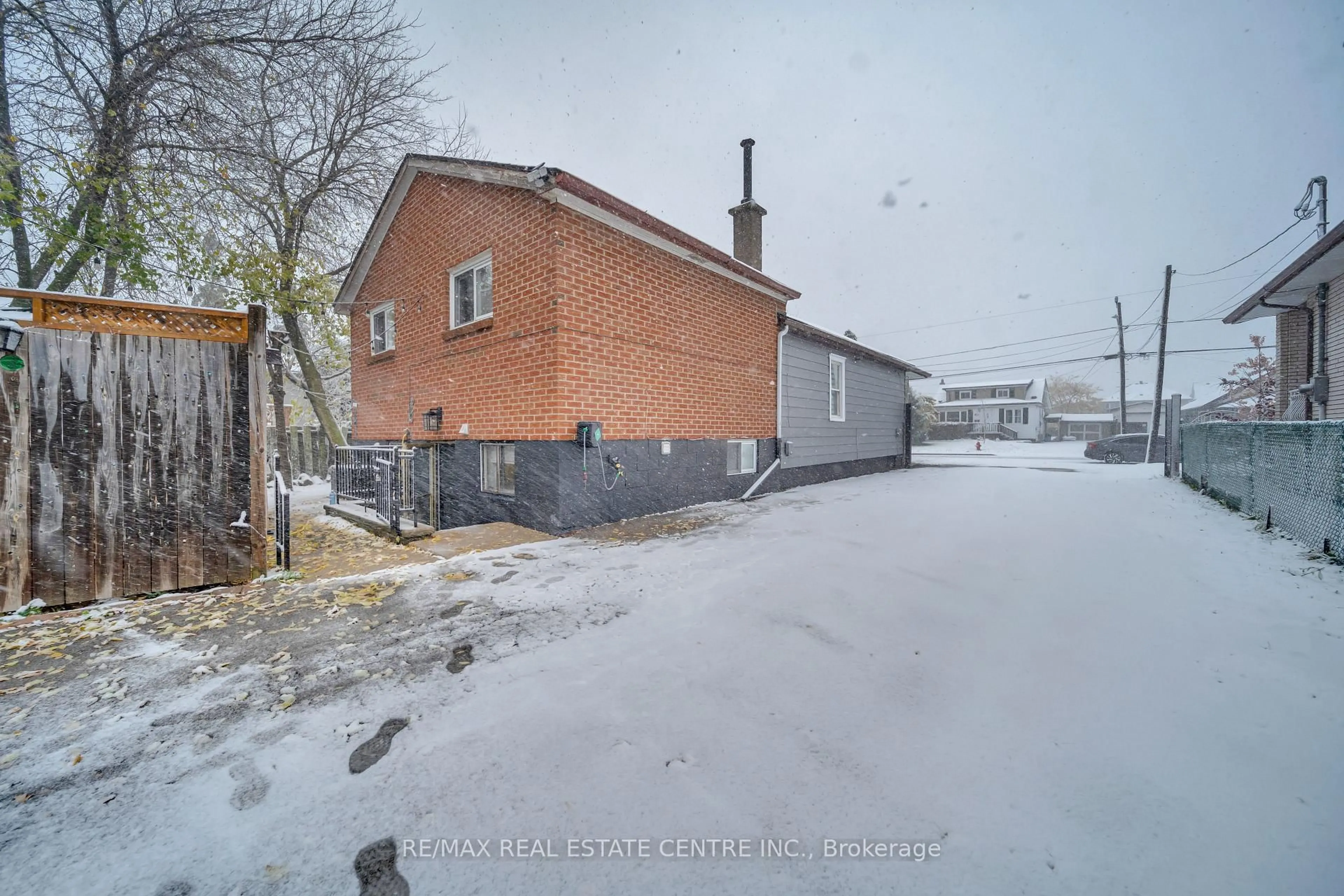 A pic from outside/outdoor area/front of a property/back of a property/a pic from drone, street for 191 Margaret Ave, Hamilton Ontario L8E 2H6