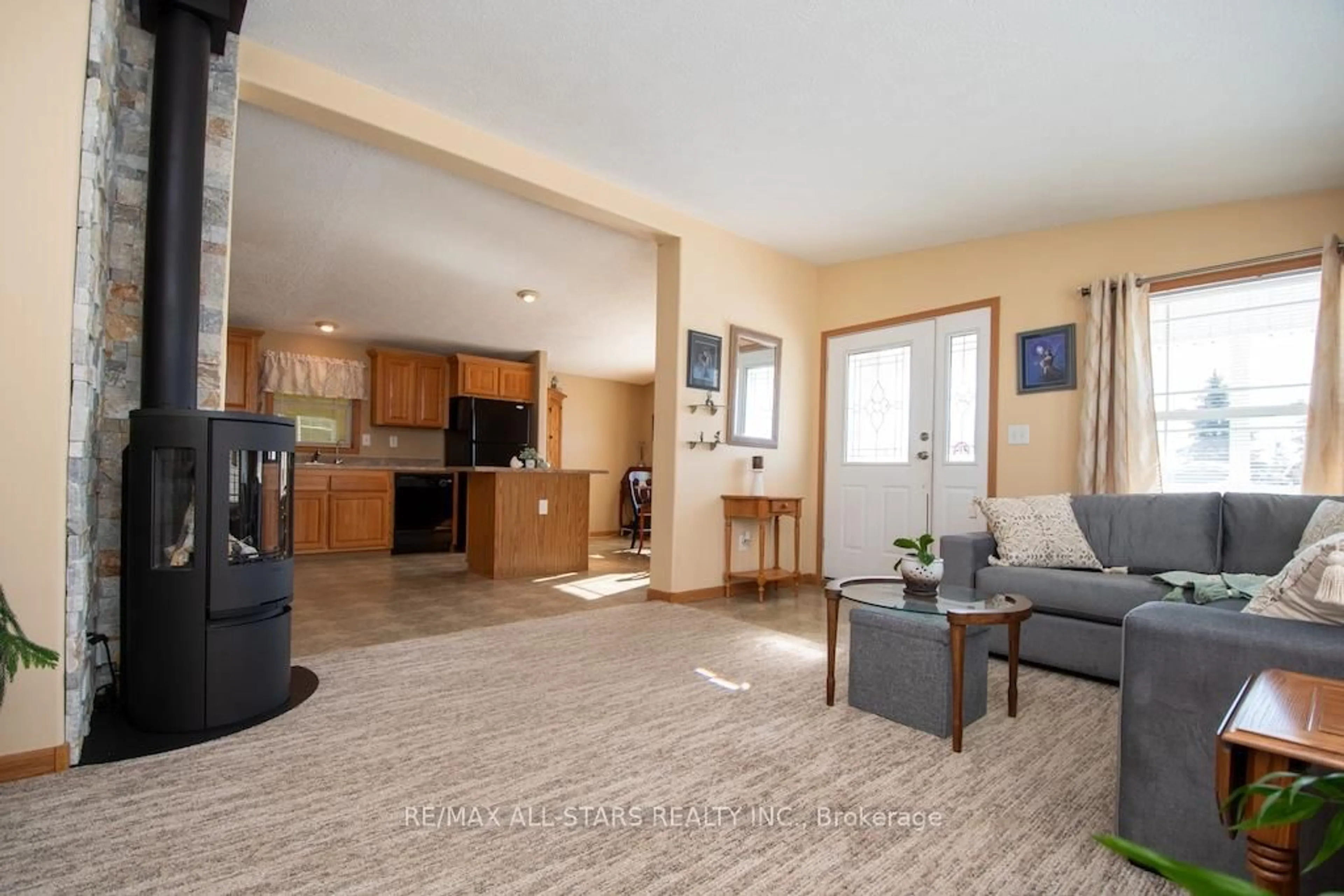 Living room with furniture, unknown for 37 Creekside Circ, Kawartha Lakes Ontario K0M 1L0