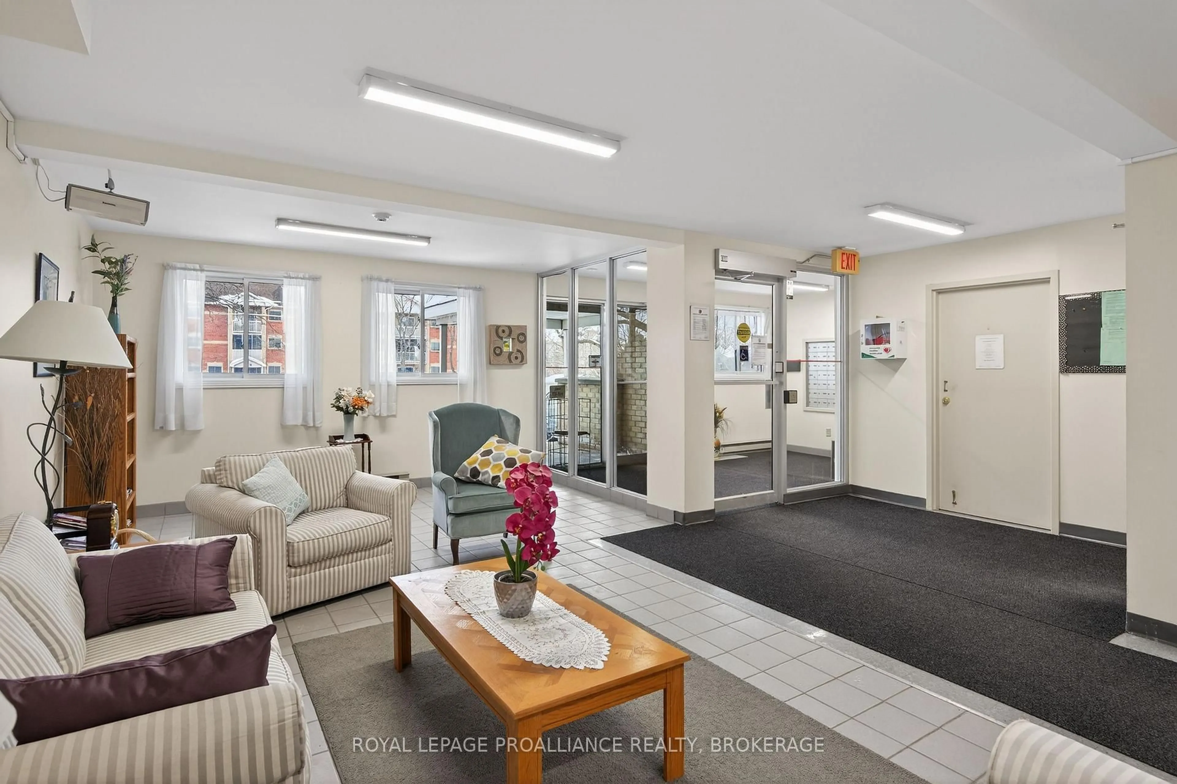 Indoor foyer for 310 Kingsdale Ave #313, Kingston Ontario K7M 8S1