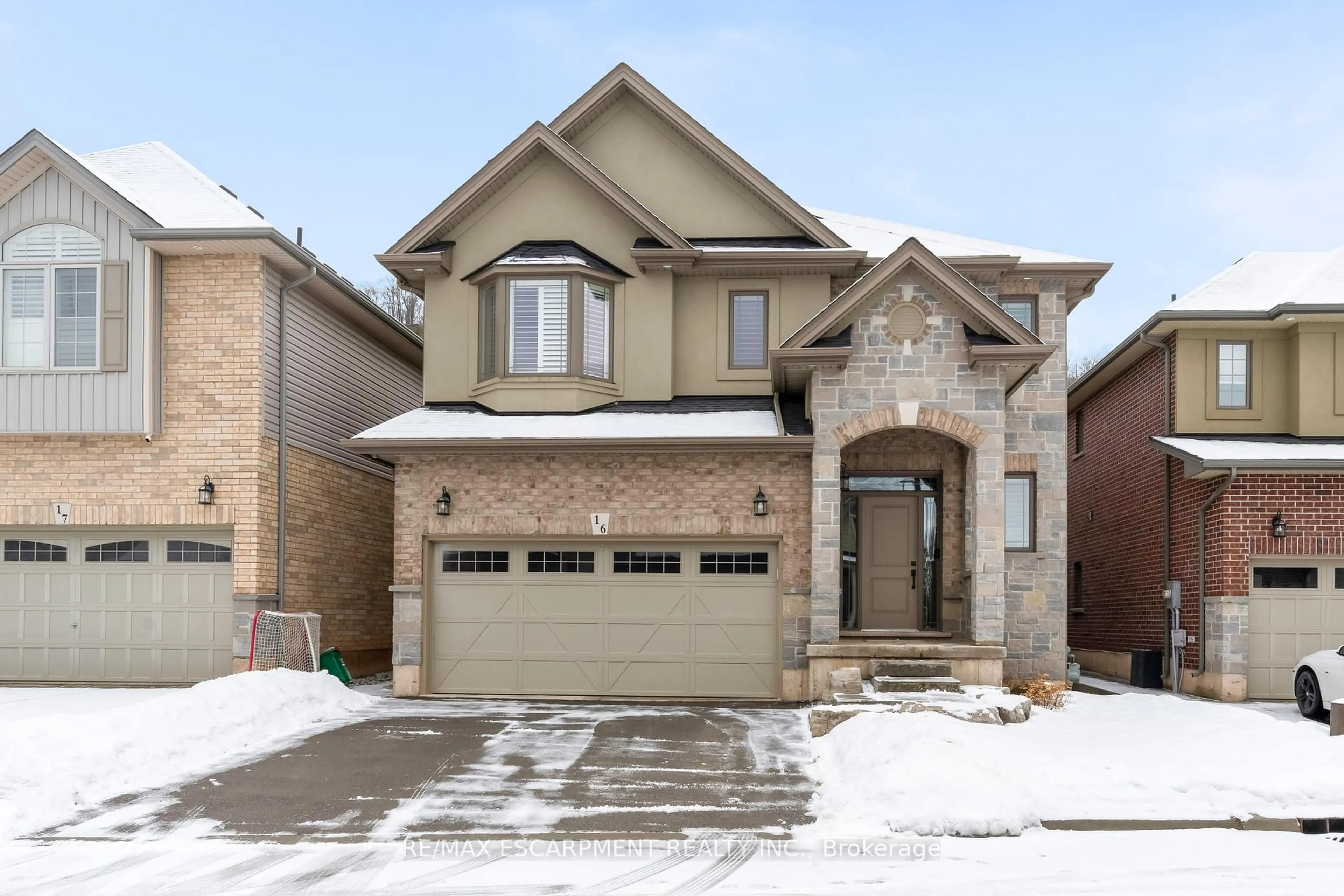 Home with brick exterior material, street for 270 Main St #16, Grimsby Ontario L3M 0B3