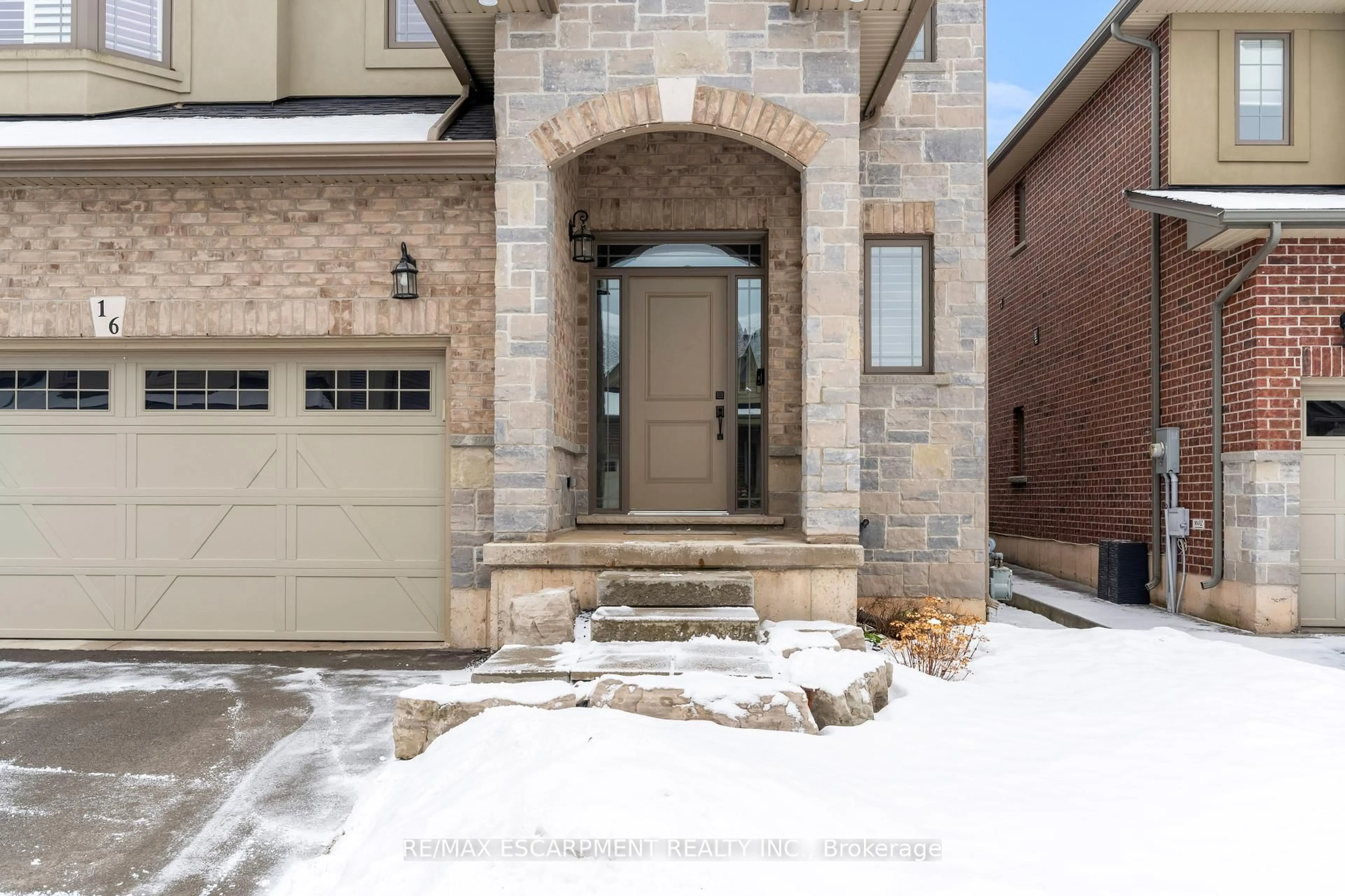 Home with brick exterior material, street for 270 Main St #16, Grimsby Ontario L3M 0B3