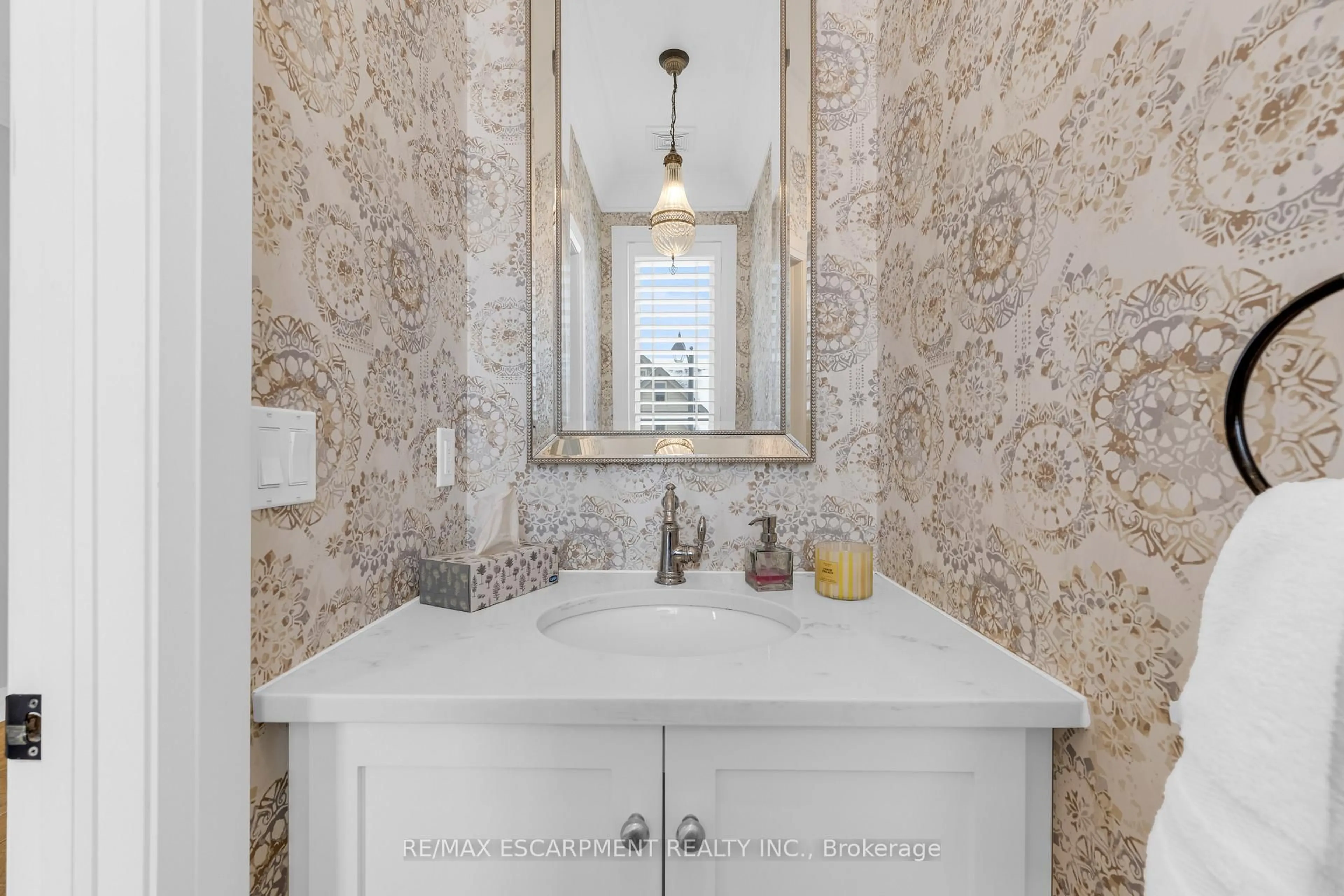 Contemporary bathroom, ceramic/tile floor for 270 Main St #16, Grimsby Ontario L3M 0B3