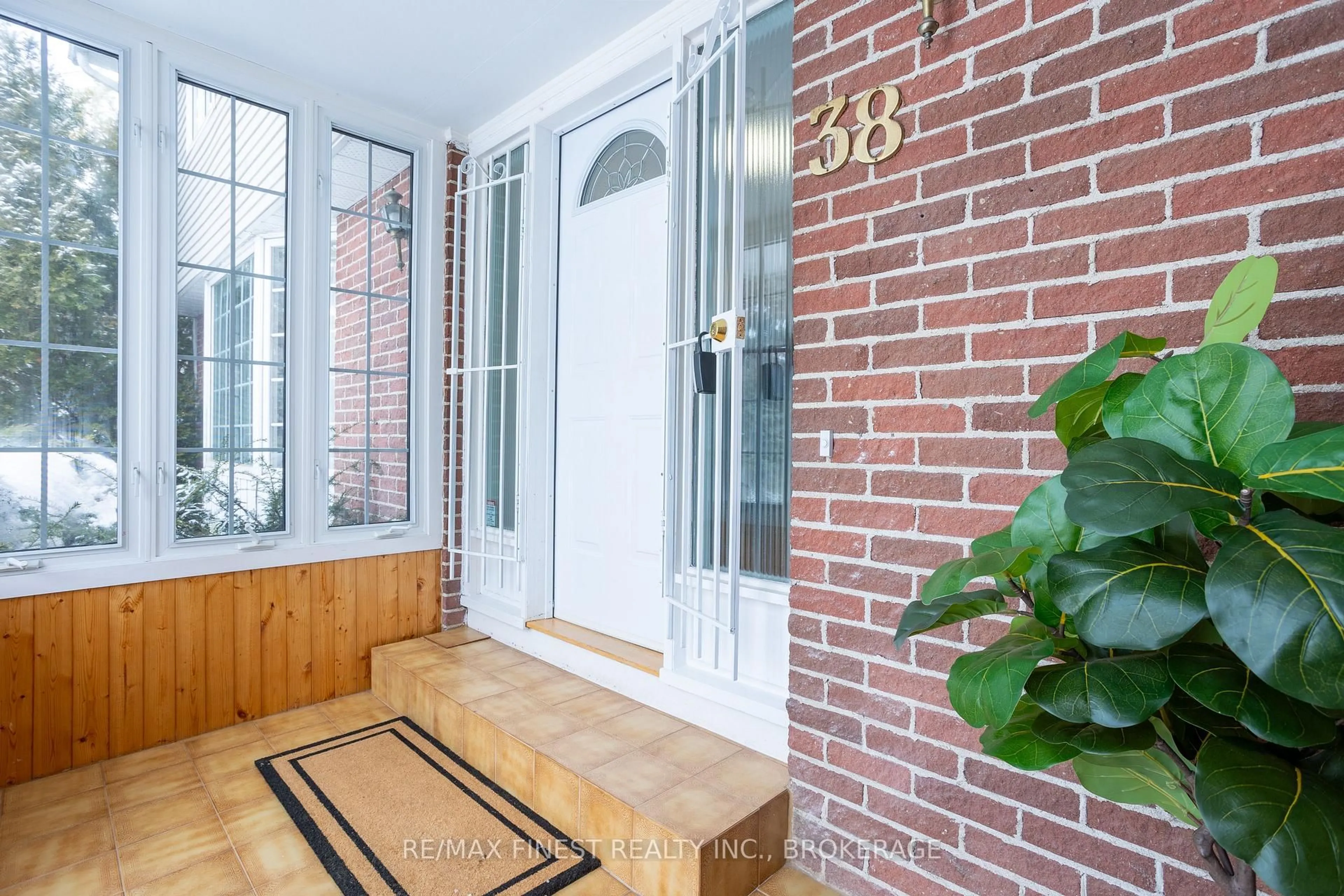 Indoor entryway for 38 Lakeland Point Dr, Kingston Ontario K7M 4E7