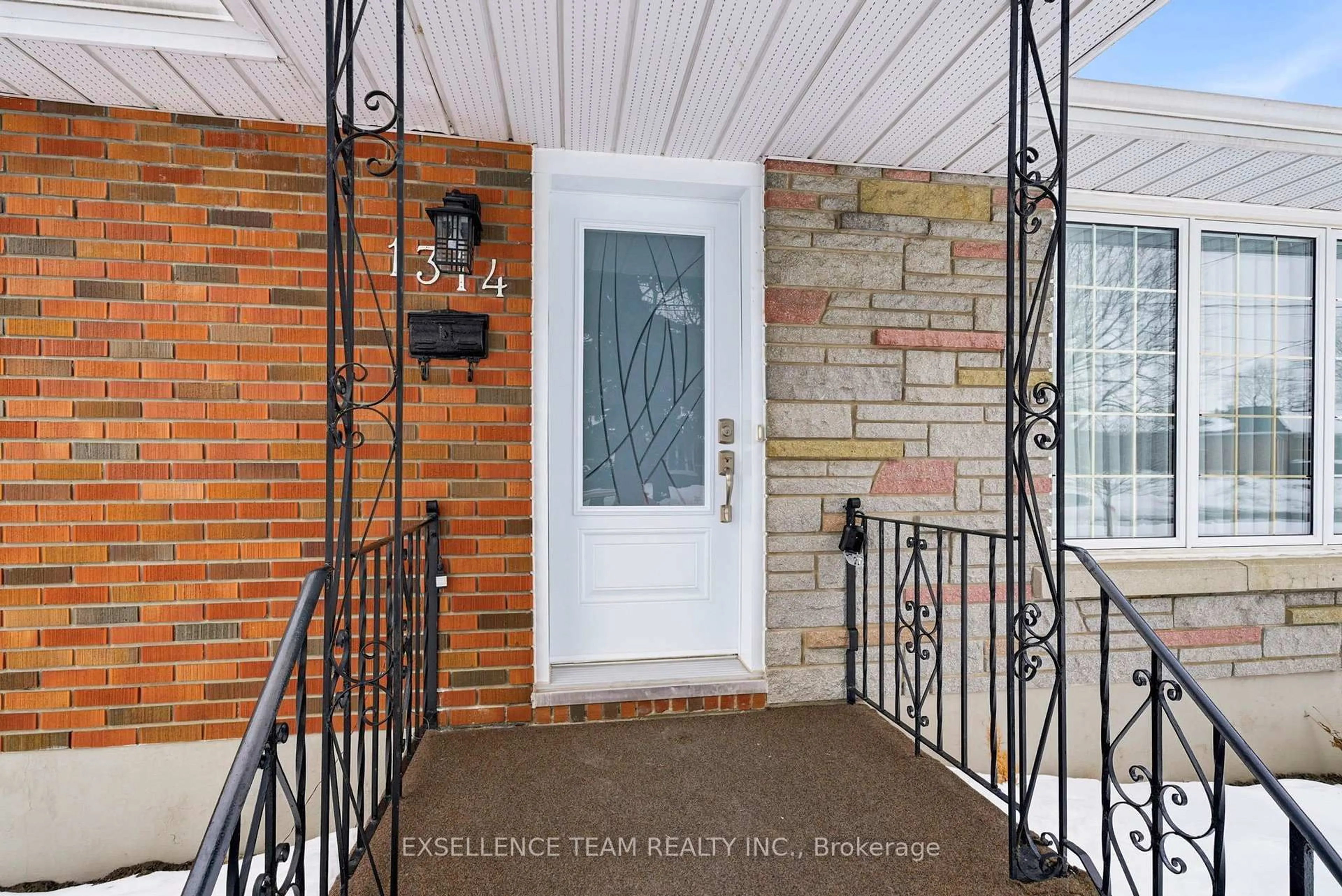 Indoor entryway for 1314 Newark Ave, Cornwall Ontario K6J 4W9