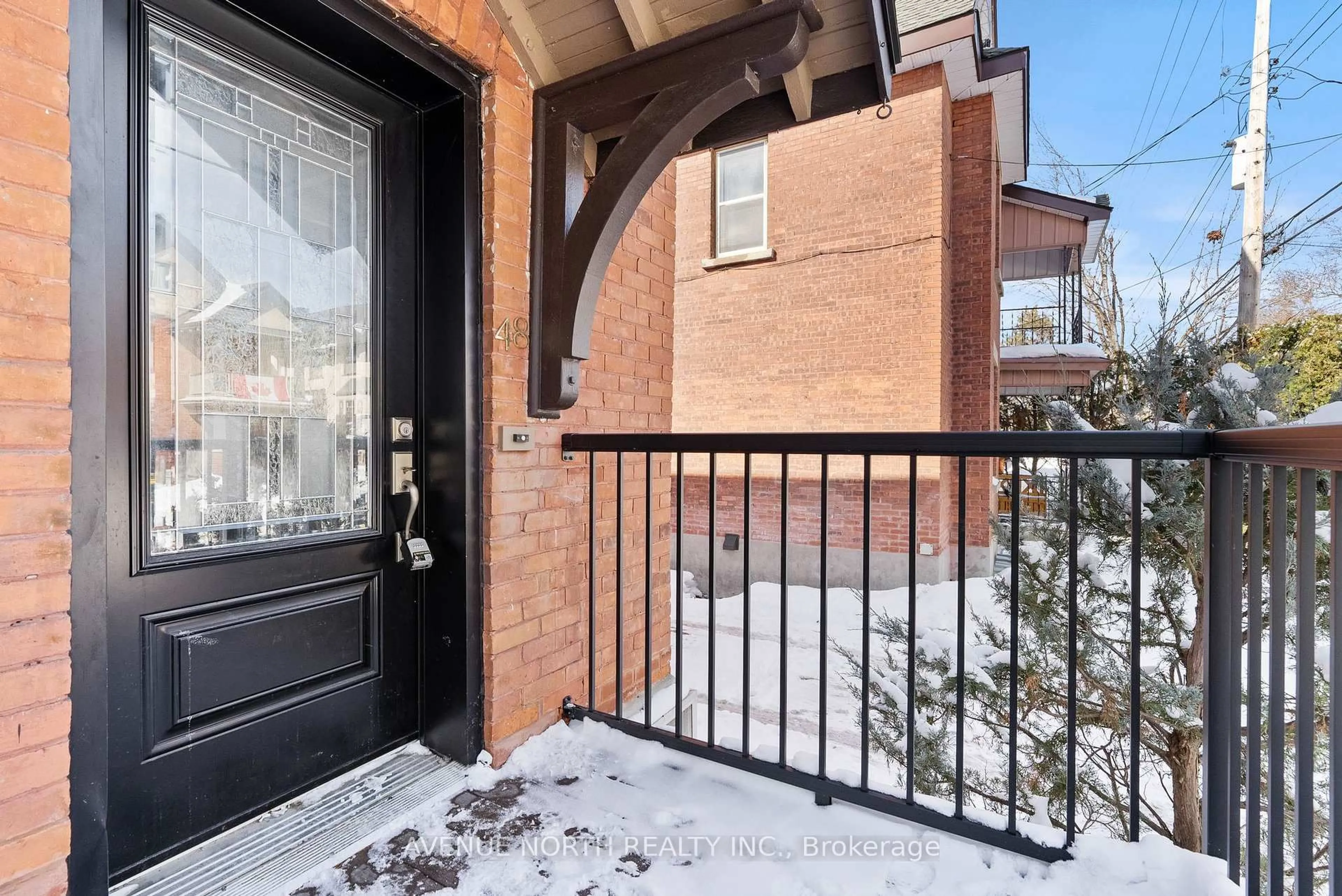 Indoor entryway for 48 Leonard Ave, Ottawa Ontario K1S 4T9