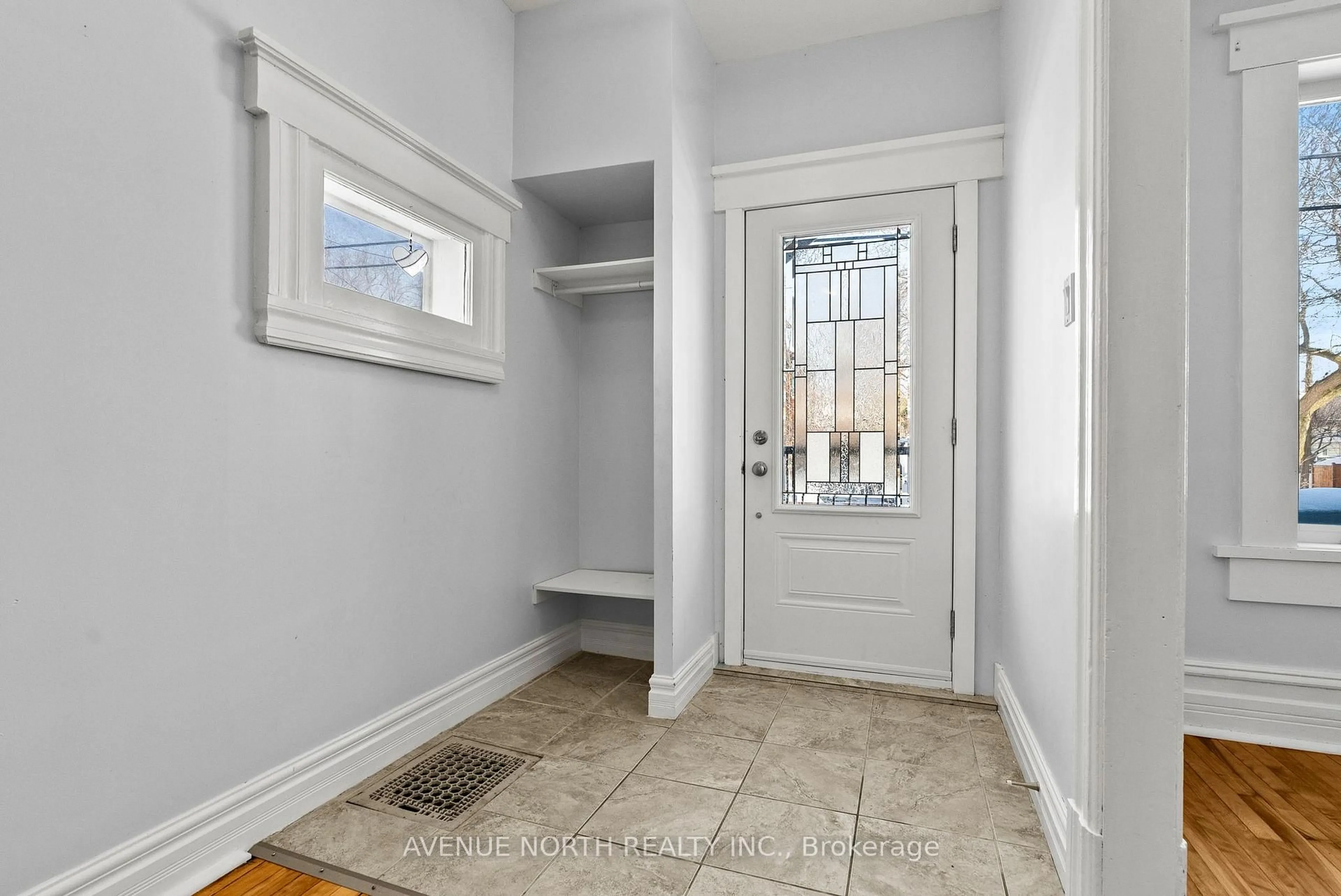 Indoor entryway for 48 Leonard Ave, Ottawa Ontario K1S 4T9
