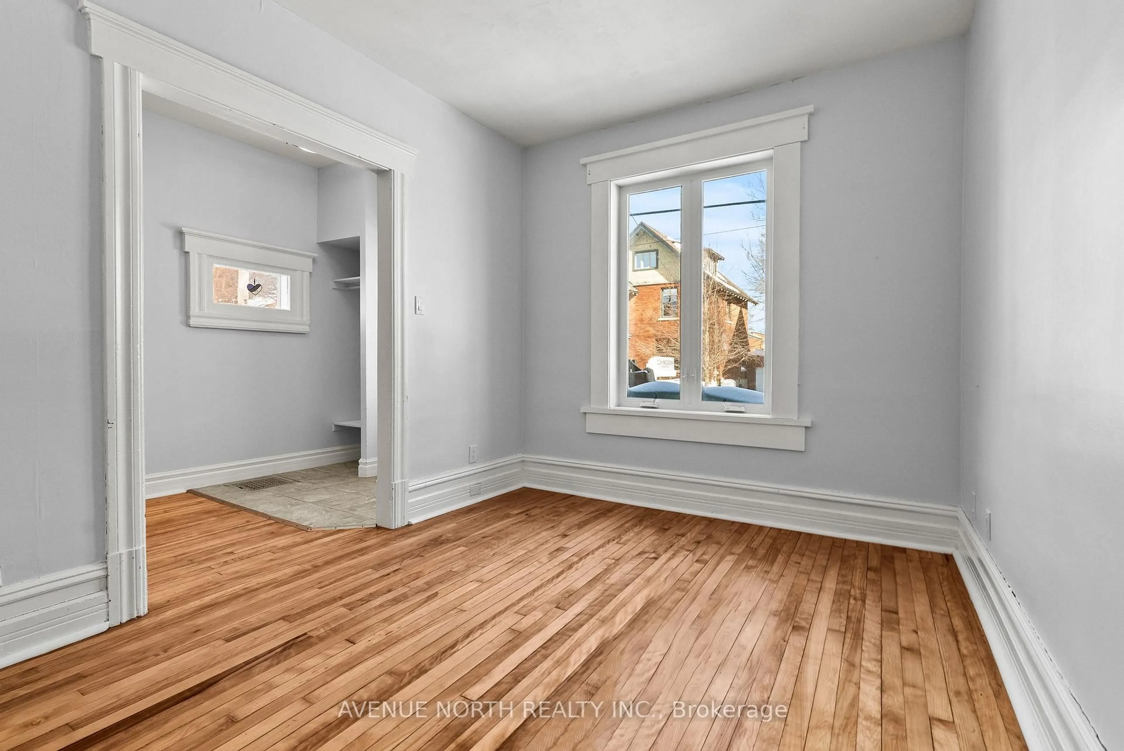 A pic of a room for 48 Leonard Ave, Ottawa Ontario K1S 4T9