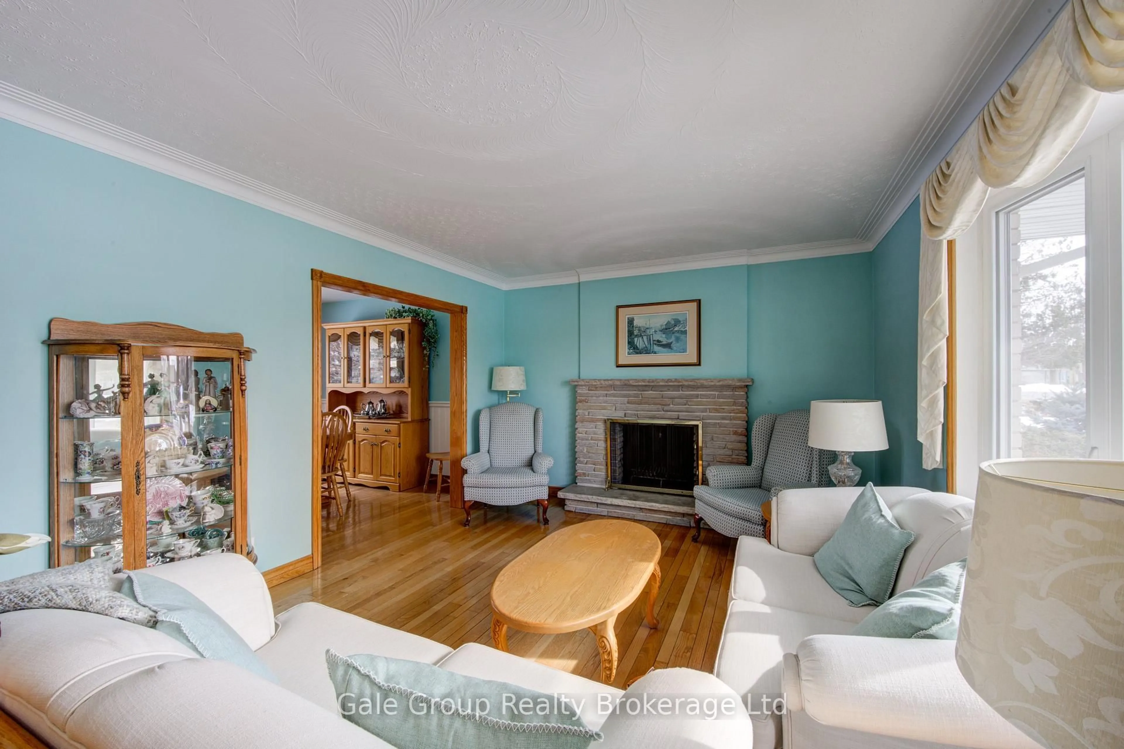 Living room with furniture, wood/laminate floor for 739 Pavey St, Woodstock Ontario N4S 2L7