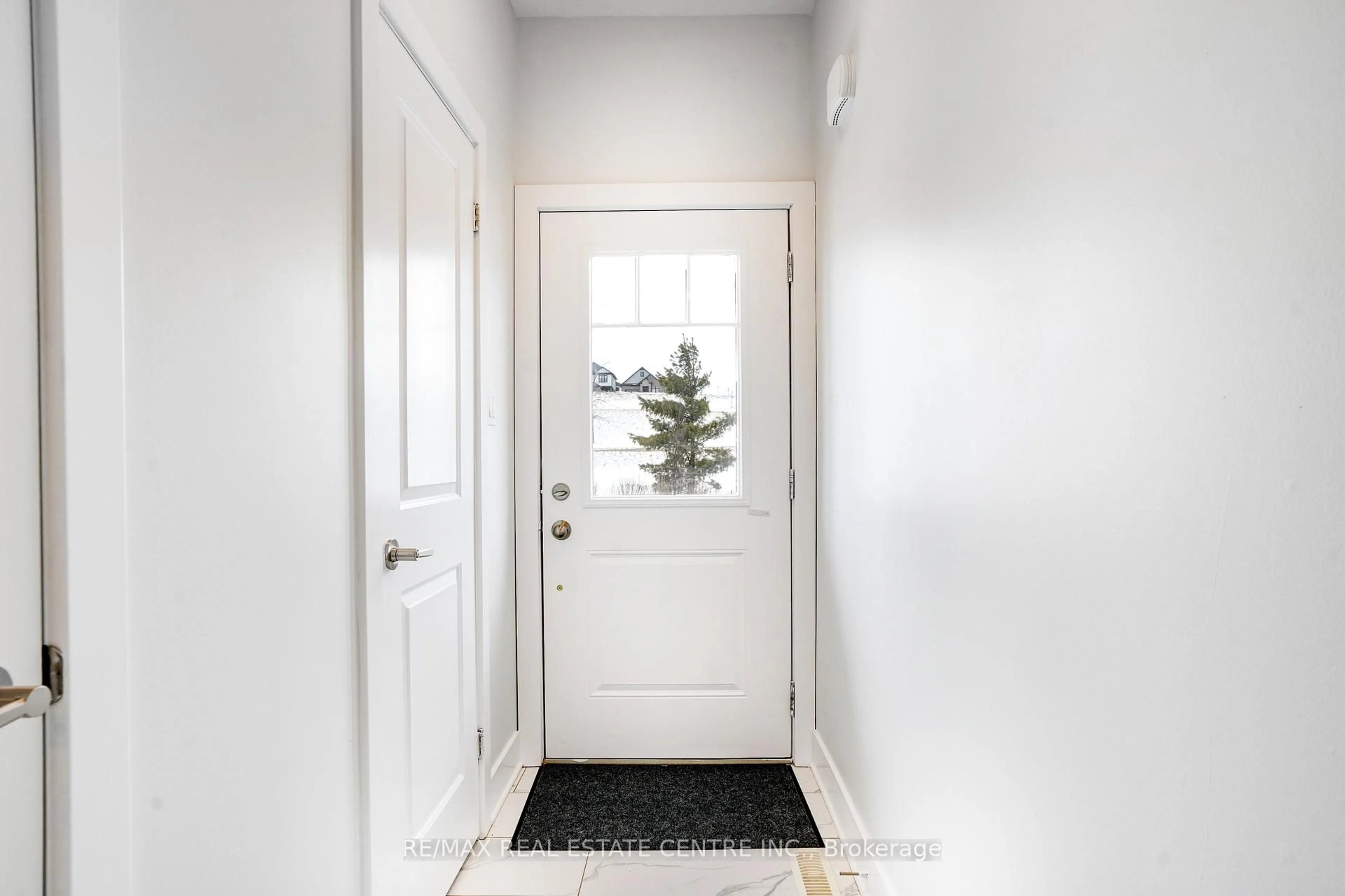 Indoor entryway for 2621 Holbrook Dr #24, London South Ontario N6M 0G2