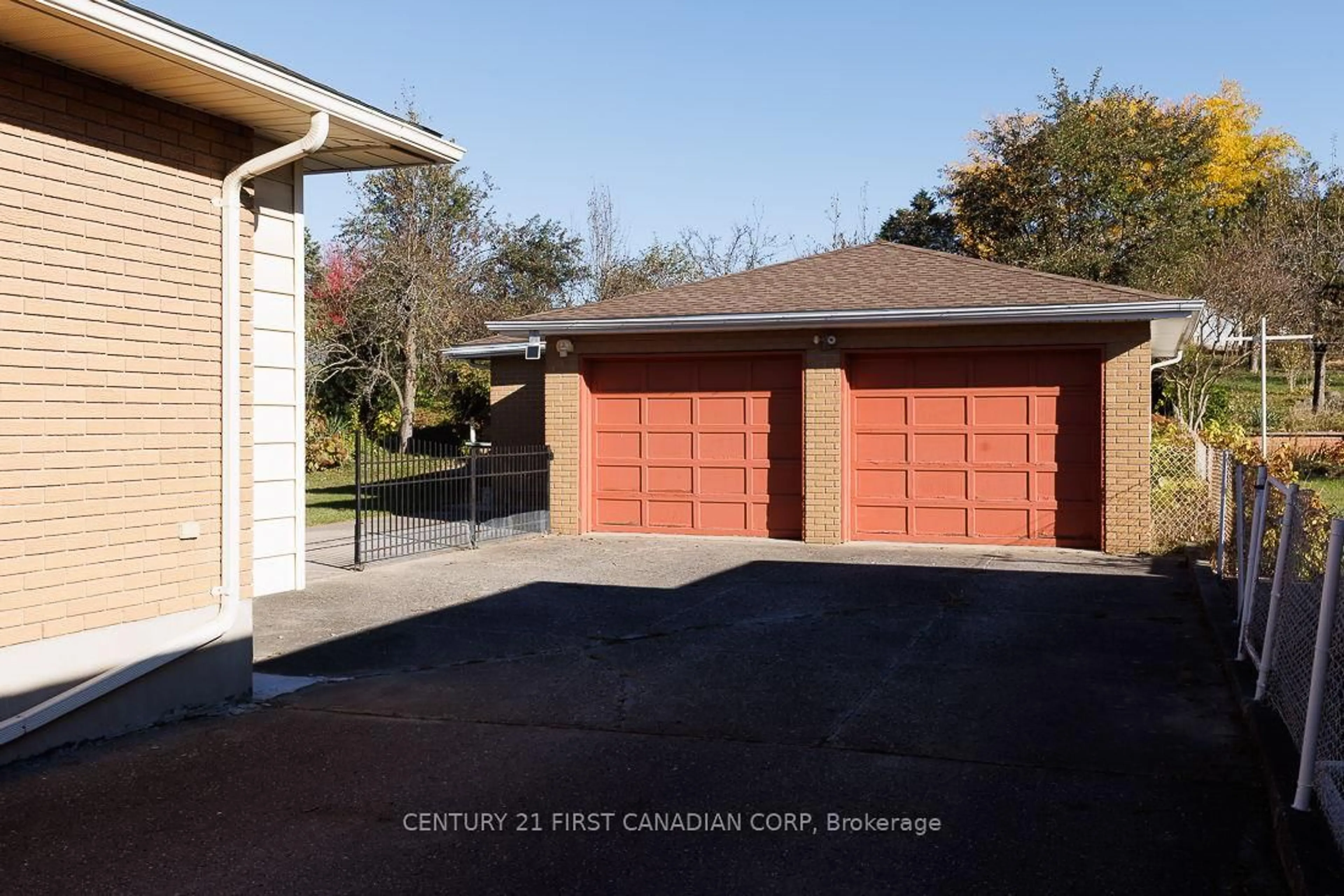 Indoor garage for 1230 Hamilton Rd, London East Ontario N5W 1B2