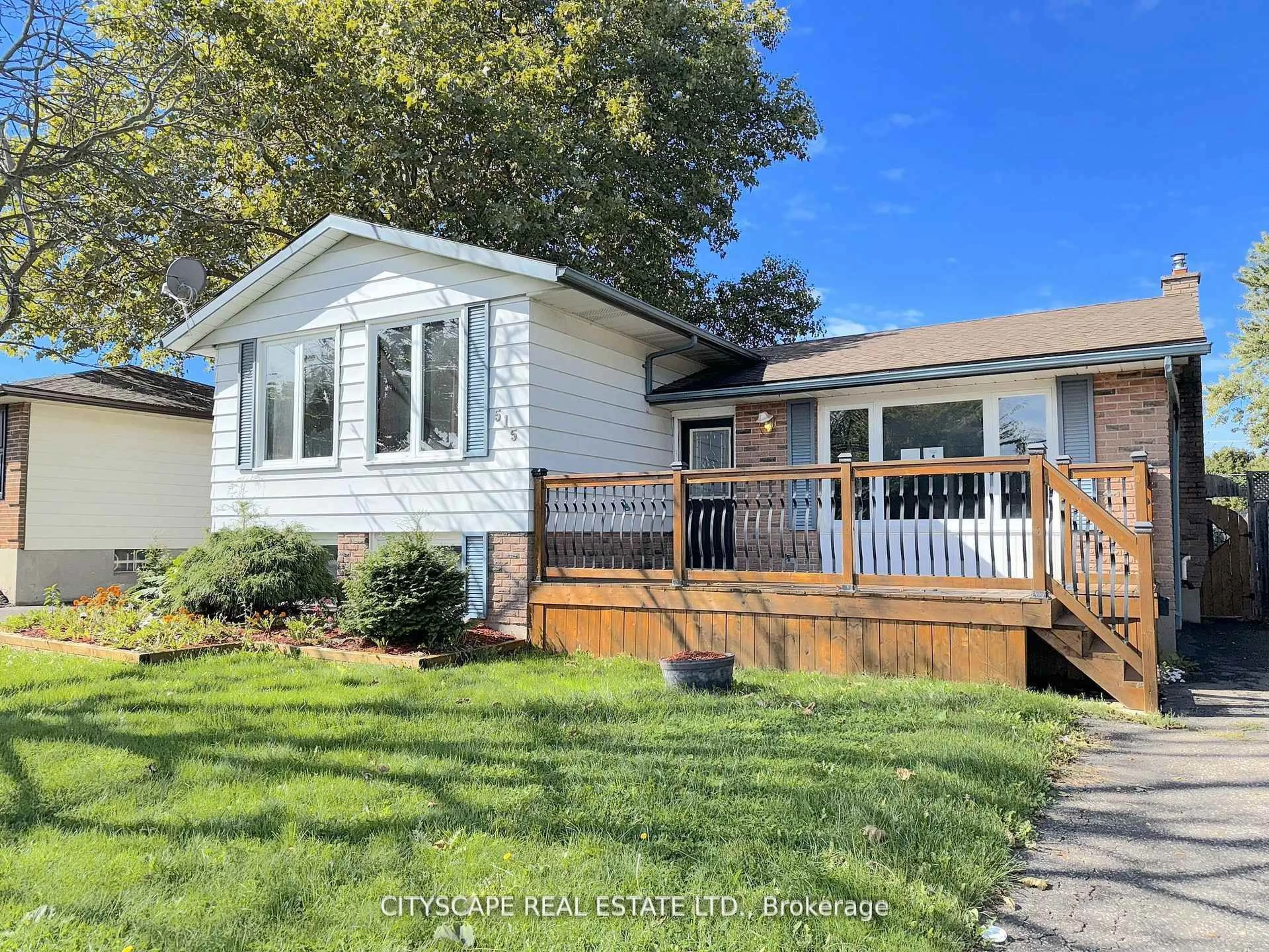 Home with vinyl exterior material, street for 515 Grantham Ave, St. Catharines Ontario L2M 6W2