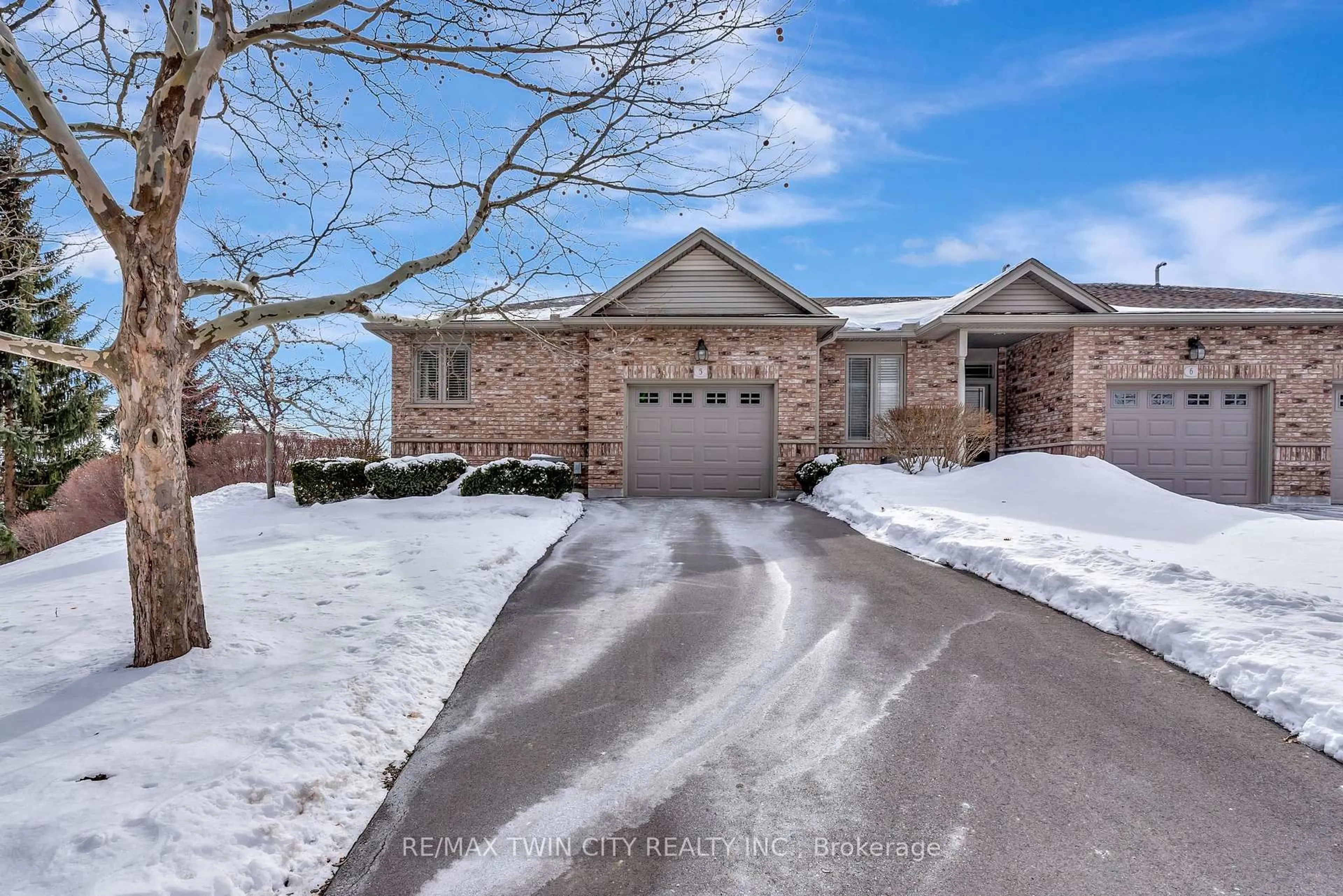 A pic from outside/outdoor area/front of a property/back of a property/a pic from drone, street for 20 Isherwood Ave #5, Cambridge Ontario N1R 8P9