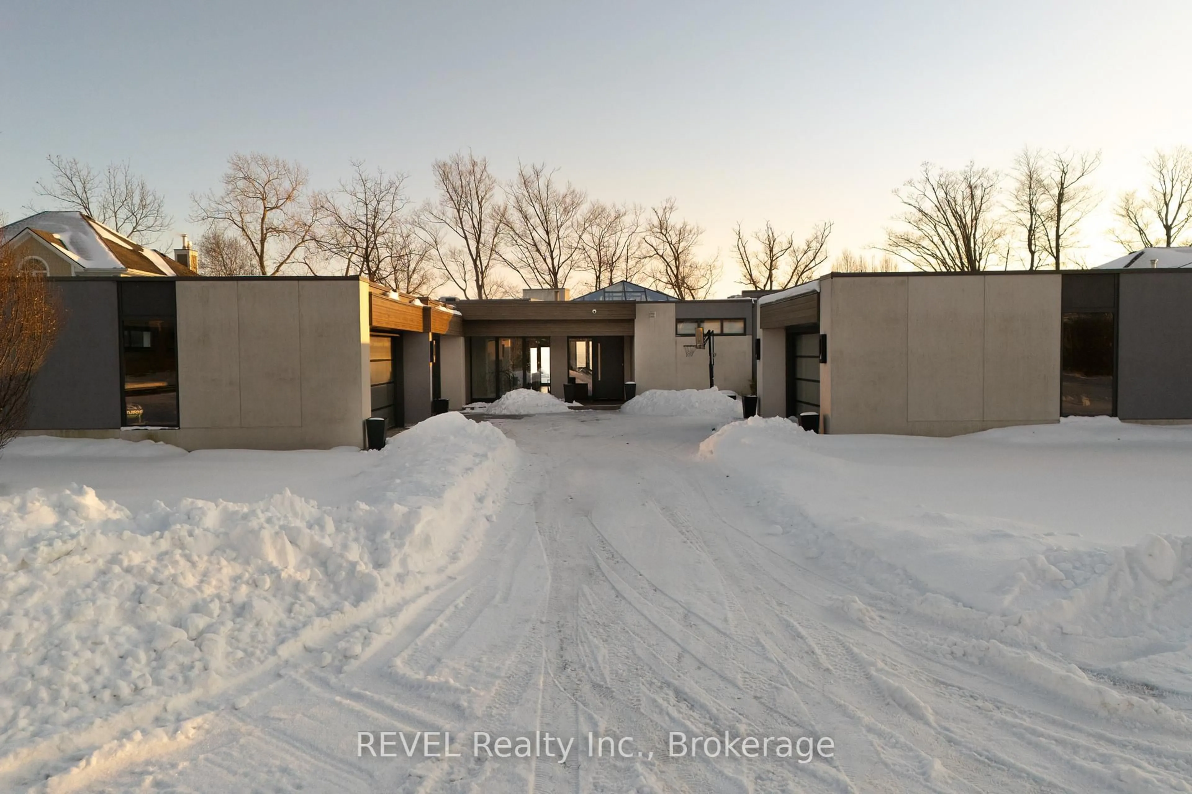 A pic from outside/outdoor area/front of a property/back of a property/a pic from drone, unknown for 3323 Lakecrest Crt, Fort Erie Ontario L0S 1N0