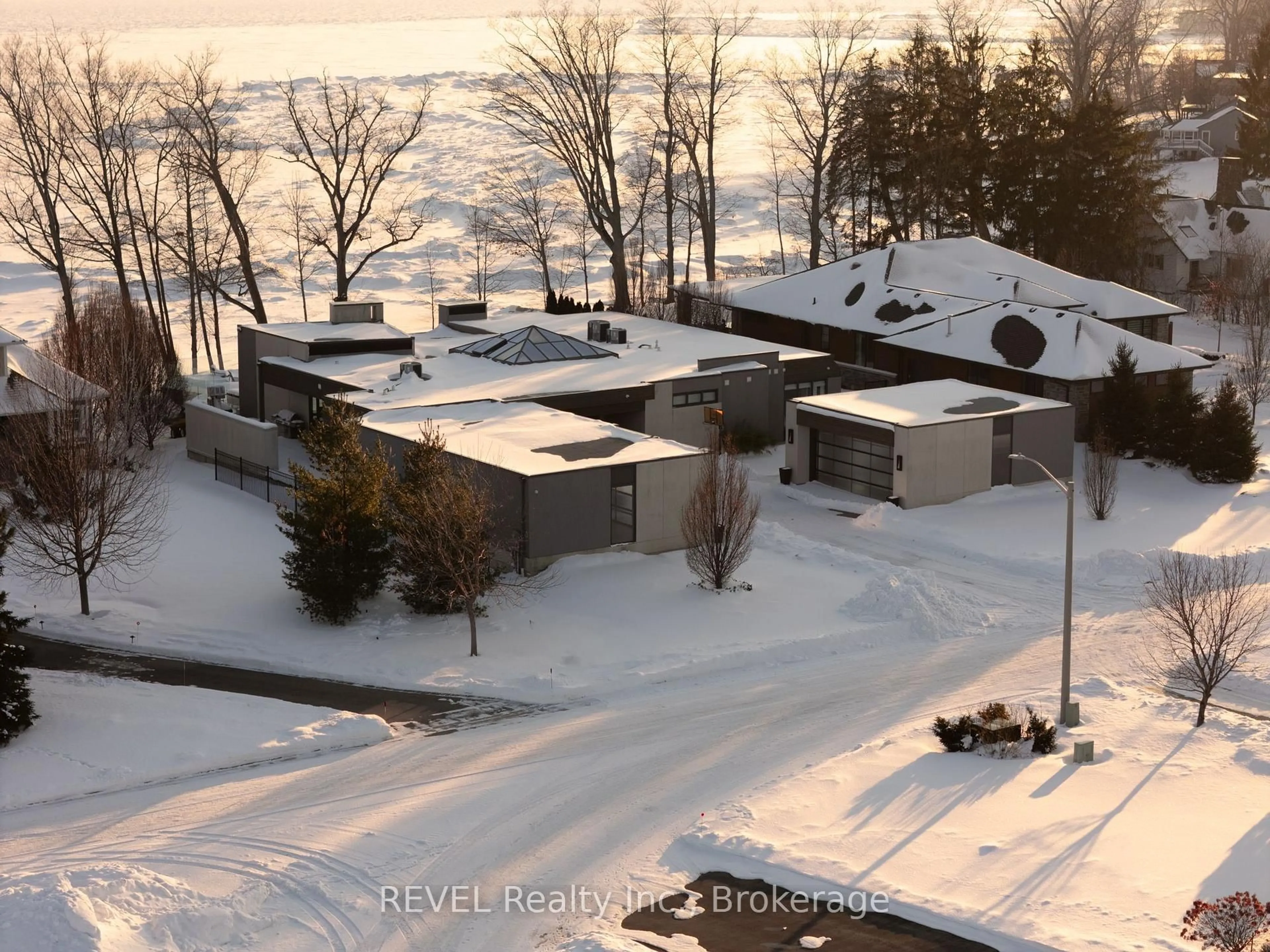 A pic from outside/outdoor area/front of a property/back of a property/a pic from drone, street for 3323 Lakecrest Crt, Fort Erie Ontario L0S 1N0