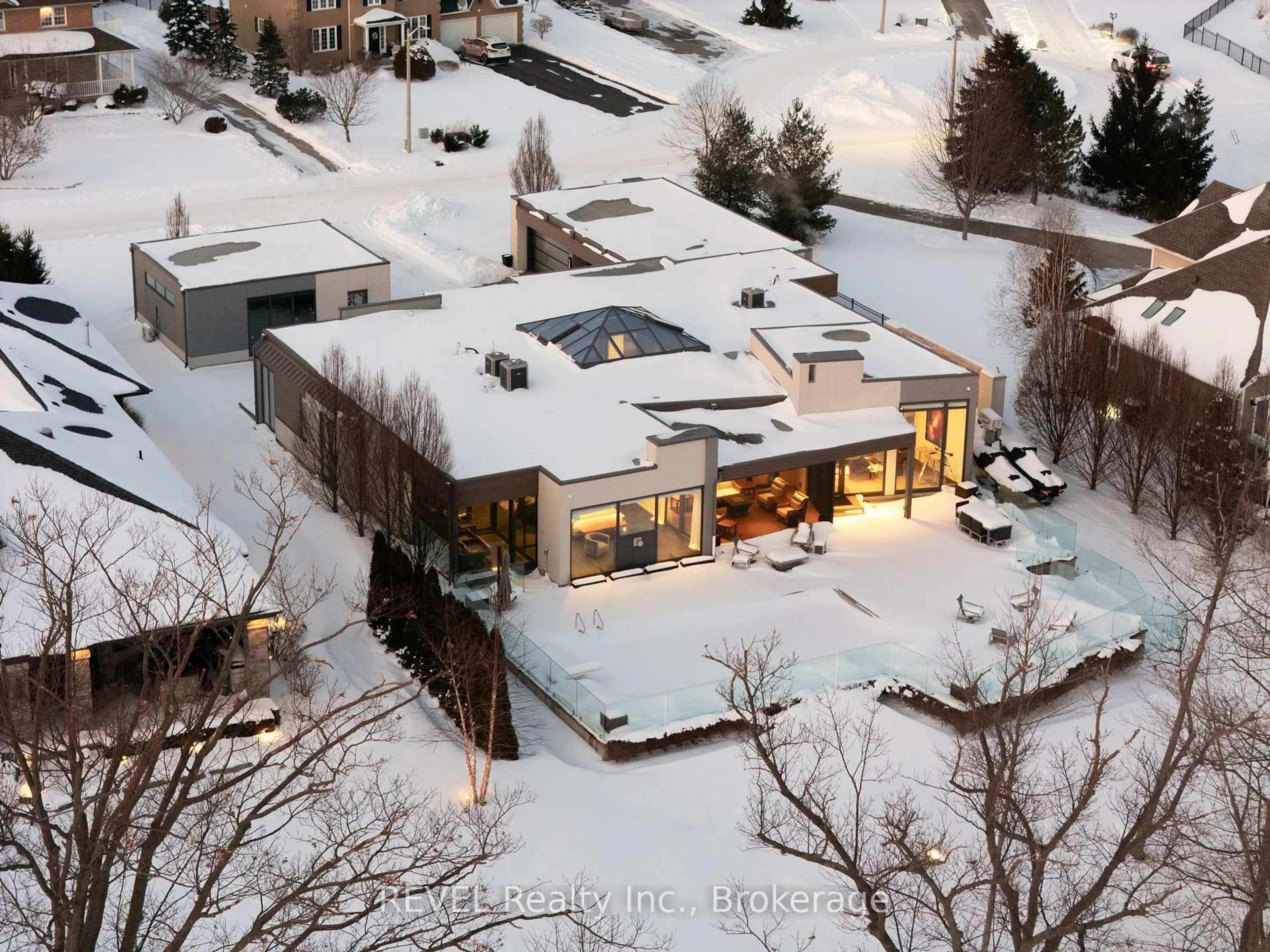 A pic from outside/outdoor area/front of a property/back of a property/a pic from drone, street for 3323 Lakecrest Crt, Fort Erie Ontario L0S 1N0