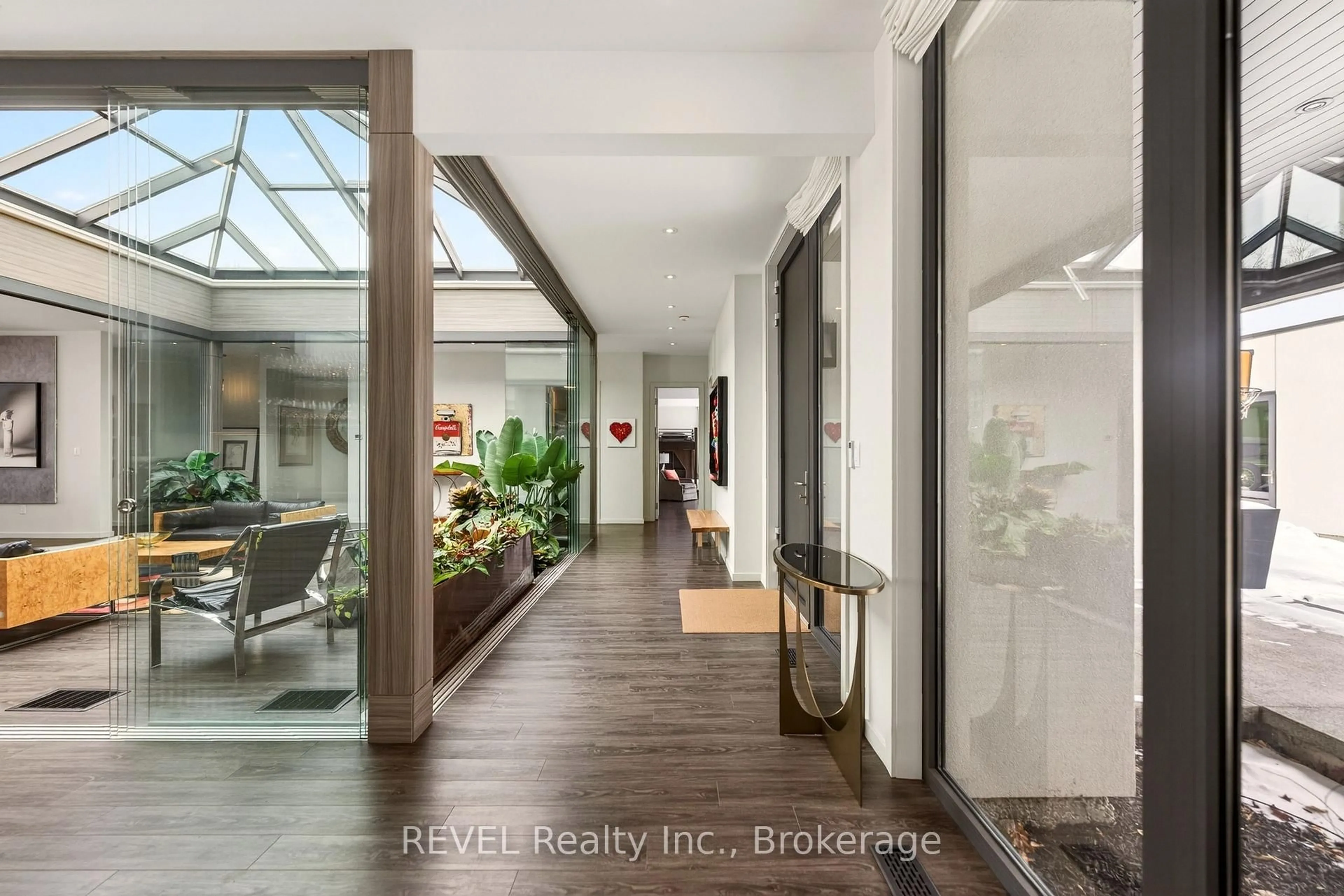 Indoor entryway for 3323 Lakecrest Crt, Fort Erie Ontario L0S 1N0