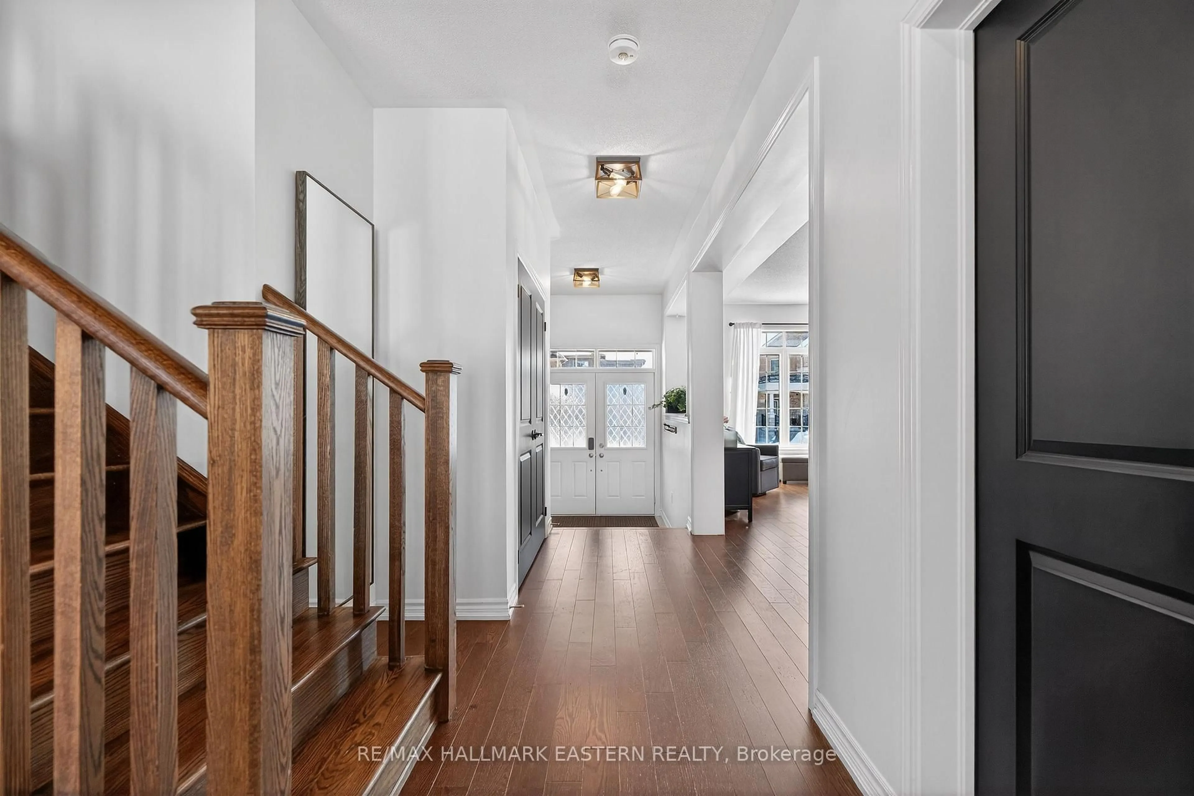 Indoor foyer for 141 Highlands Blvd, Cavan Monaghan Ontario L0A 1G0