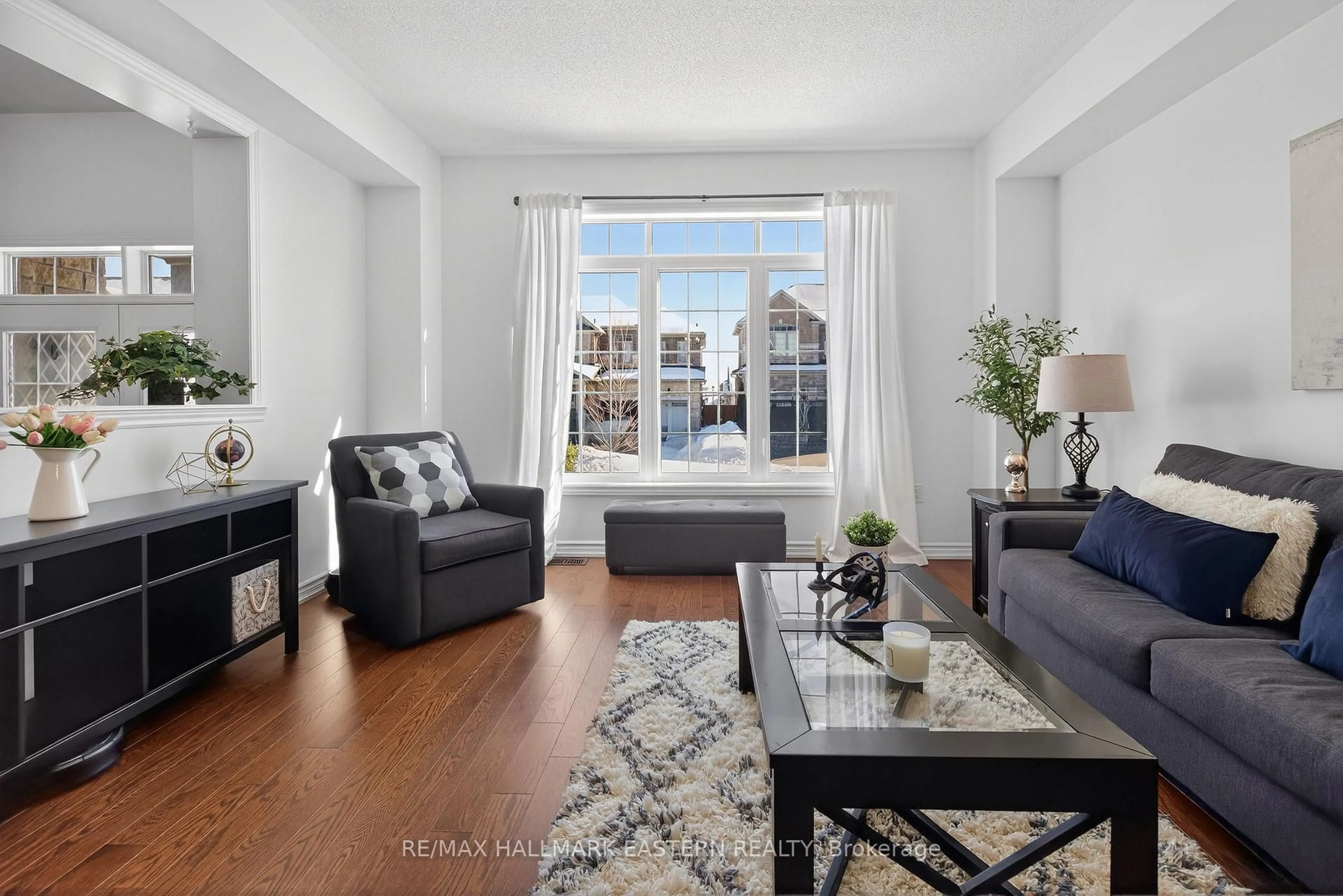 Living room with furniture, unknown for 141 Highlands Blvd, Cavan Monaghan Ontario L0A 1G0