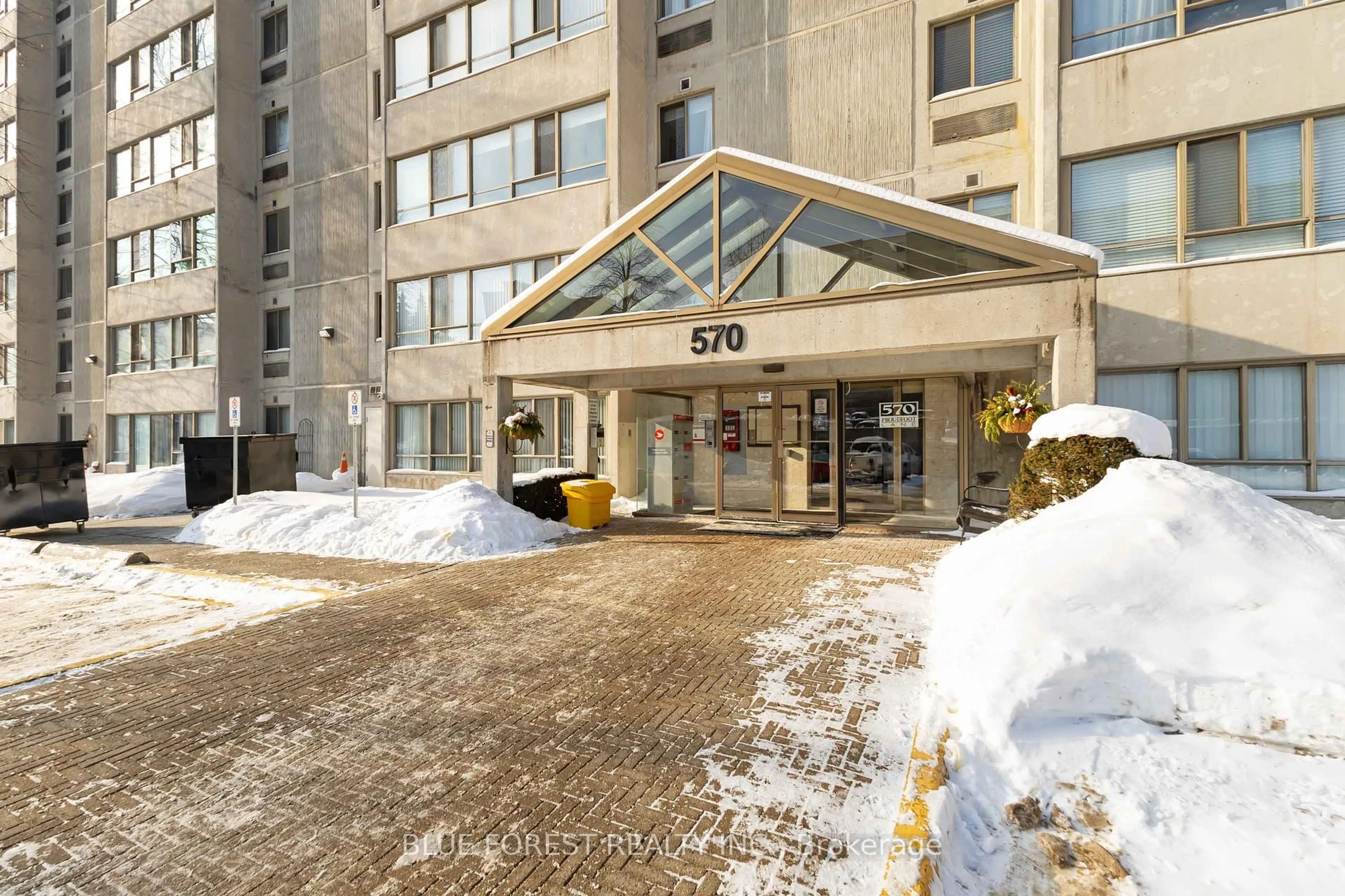 Indoor foyer for 570 Proudfoot Lane #510, London North Ontario N6H 4Z1