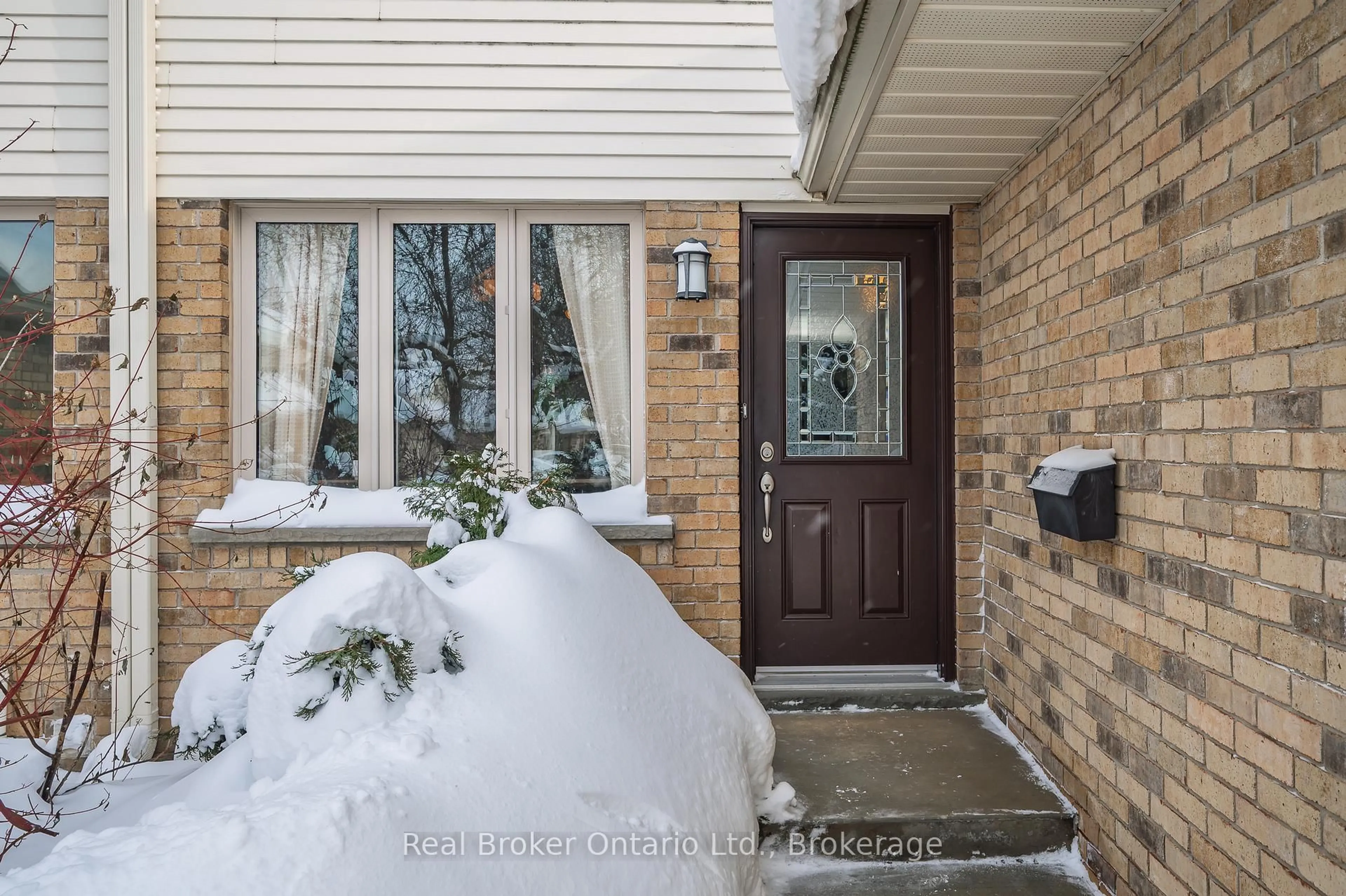 Indoor entryway for 375 Kingscourt Dr #21, Waterloo Ontario N2K 3N7