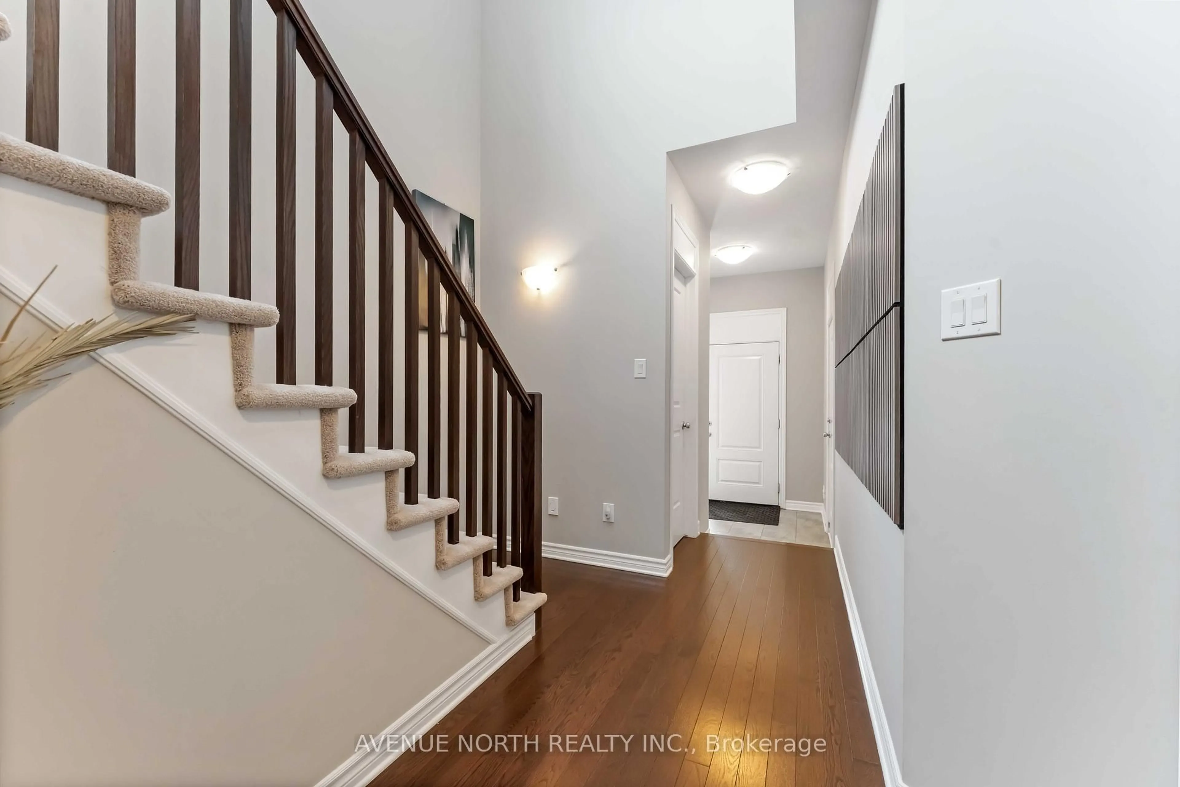 Indoor entryway for 345 Alasken Dr, Ottawa Ontario K1T 0M4