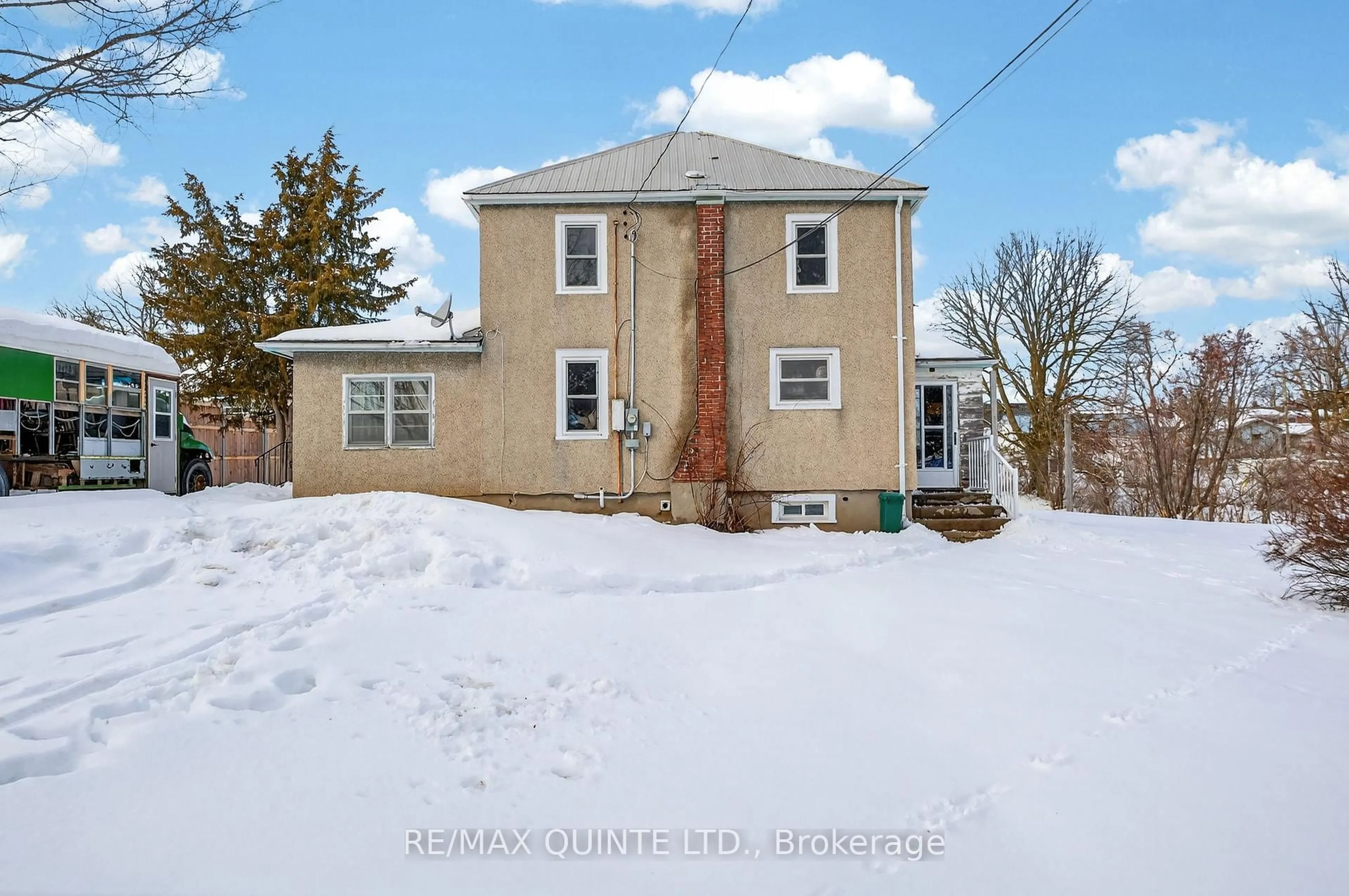 A pic from outside/outdoor area/front of a property/back of a property/a pic from drone, street for 34 Prince of Wales Dr, Belleville Ontario K8P 2T7