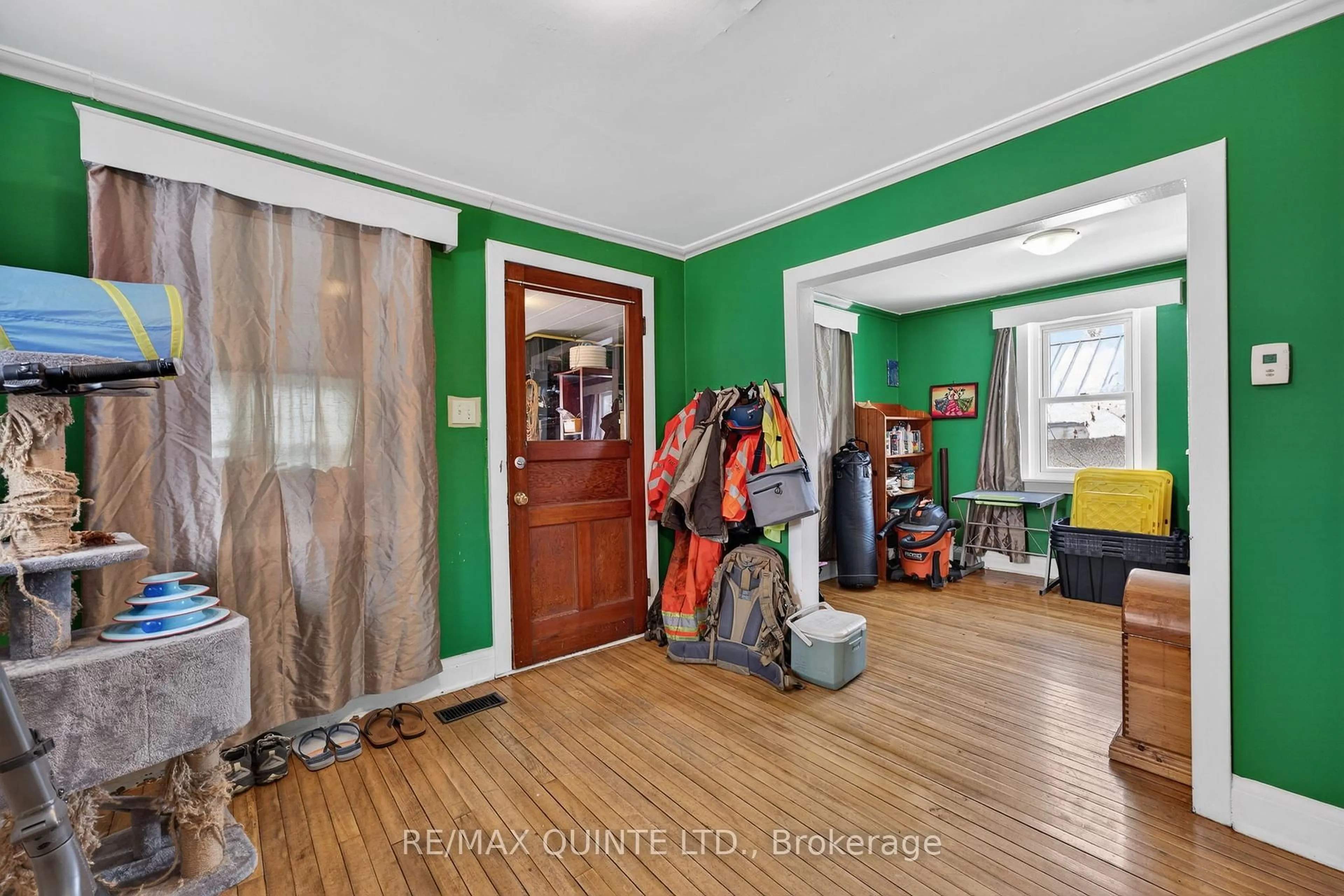 Indoor entryway for 34 Prince of Wales Dr, Belleville Ontario K8P 2T7