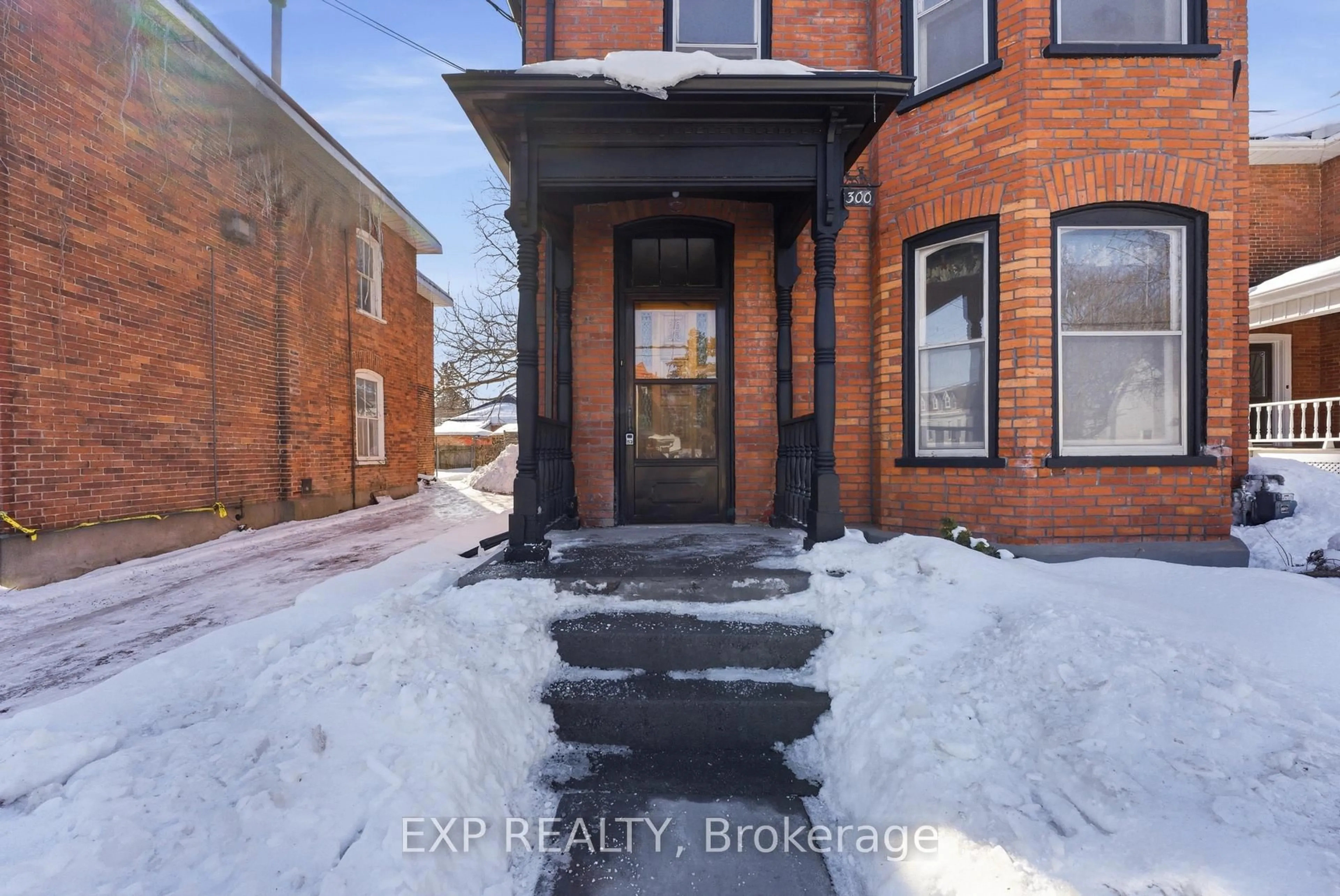 Indoor entryway for 300 Charles St, Belleville Ontario K8N 3M8