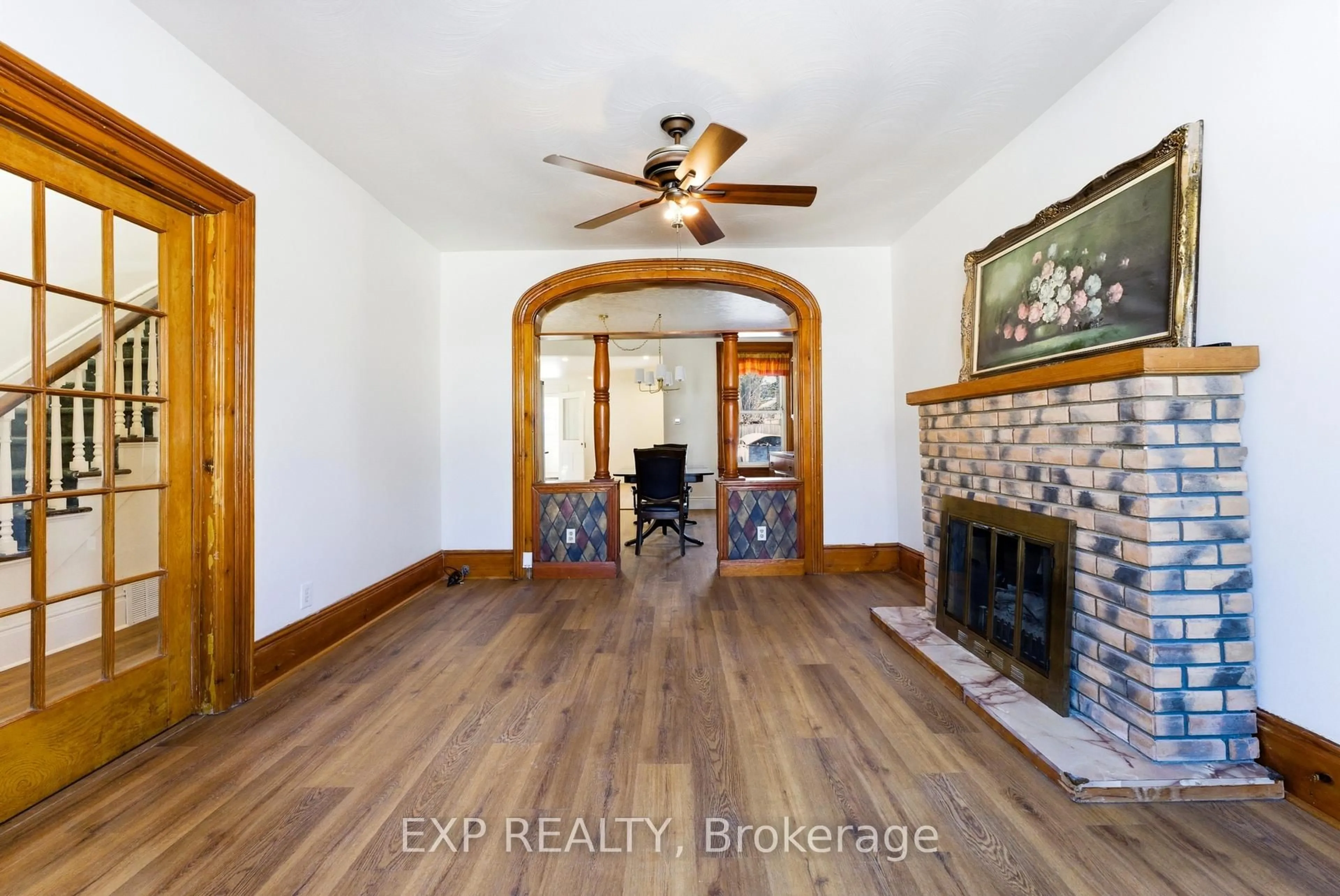 Indoor entryway for 300 Charles St, Belleville Ontario K8N 3M8