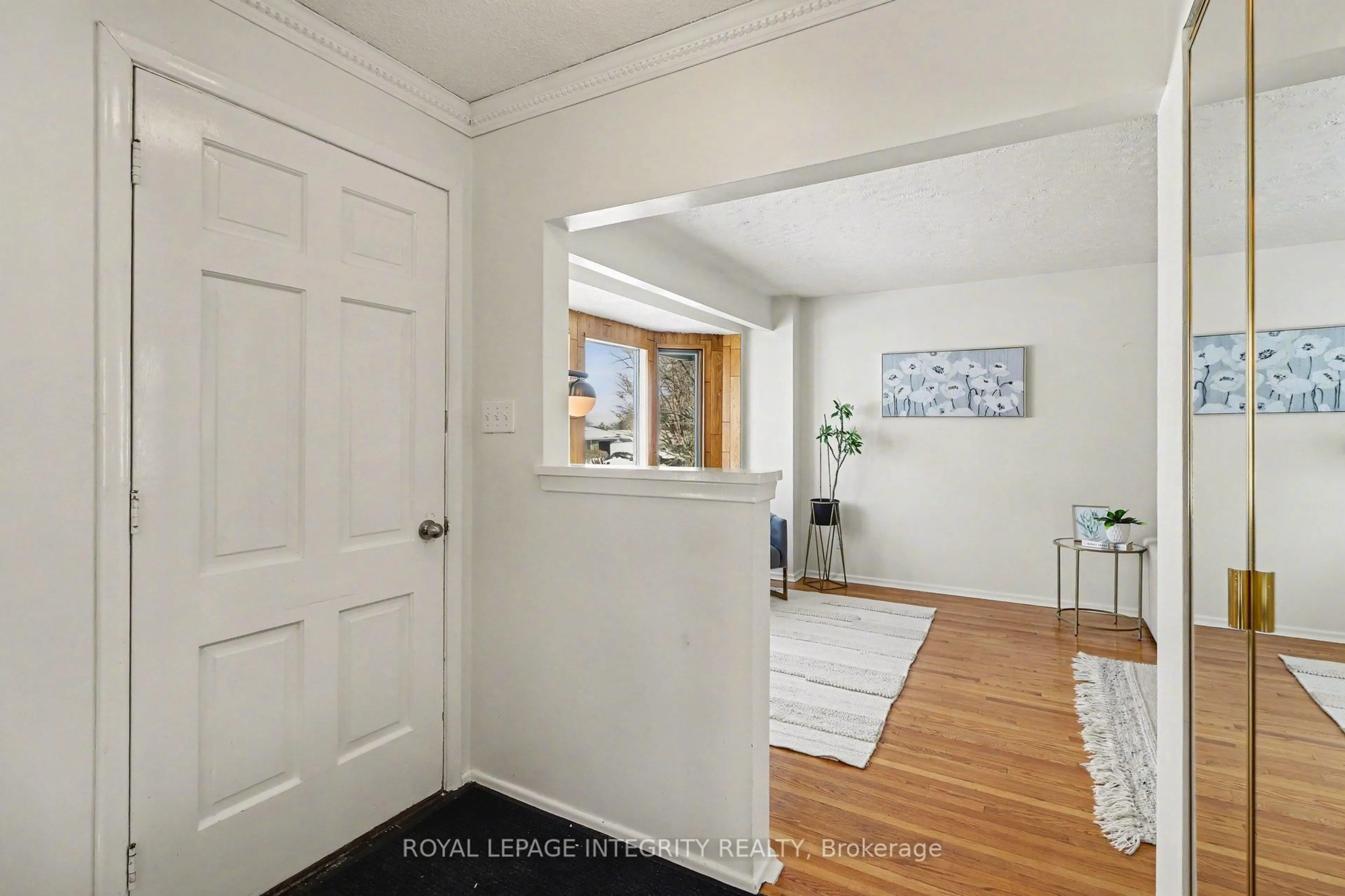 Indoor entryway for 1838 Louisiana Ave, Ottawa Ontario K1H 6V1