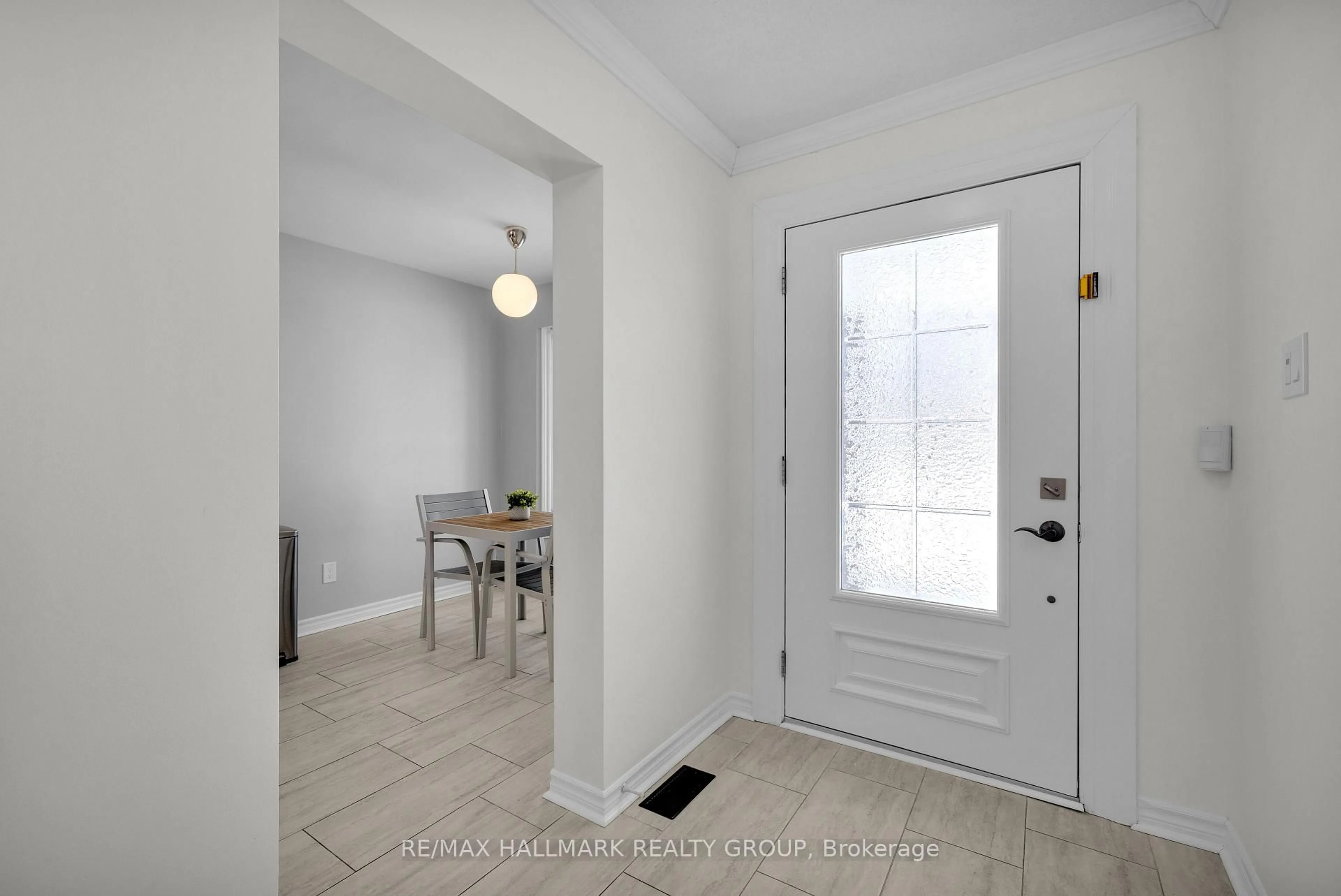 Indoor entryway for 17 Glenmoriston Ave, Ottawa Ontario K2L 2S3