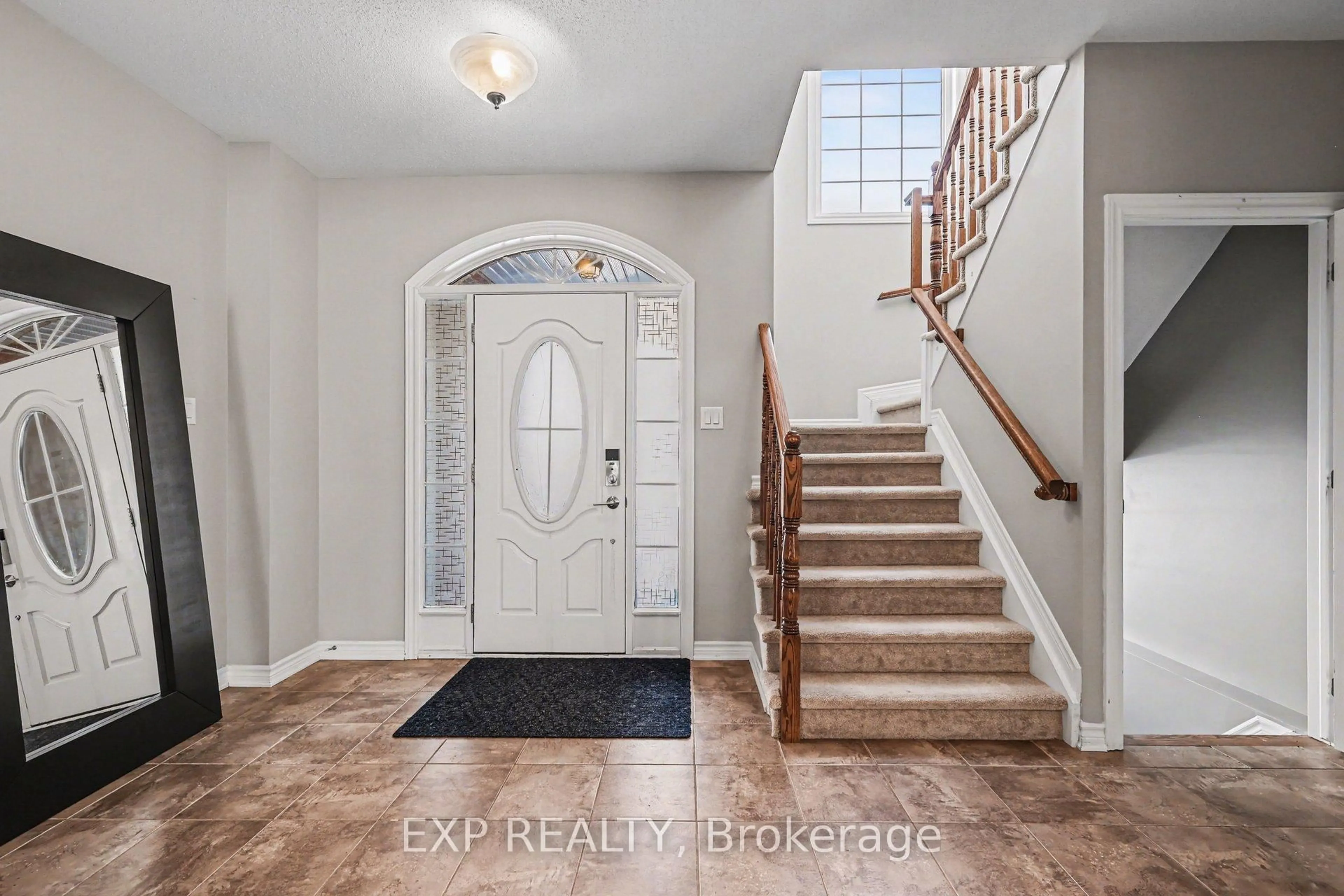 Indoor entryway for 90 Switch Grass Cres, Ottawa Ontario K2J 5Z3