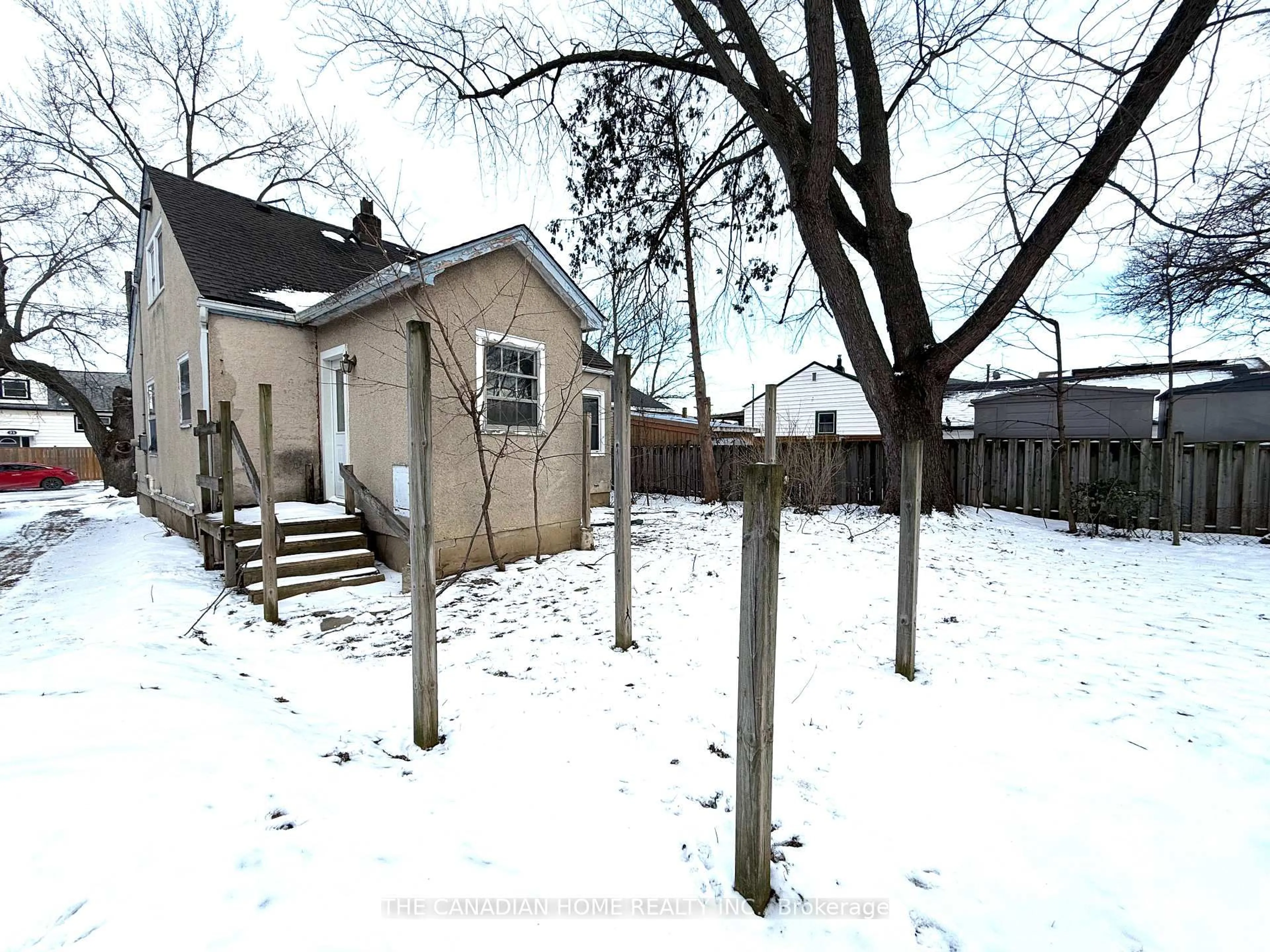 Shed for 42 Union St, St. Catharines Ontario L2S 2R2
