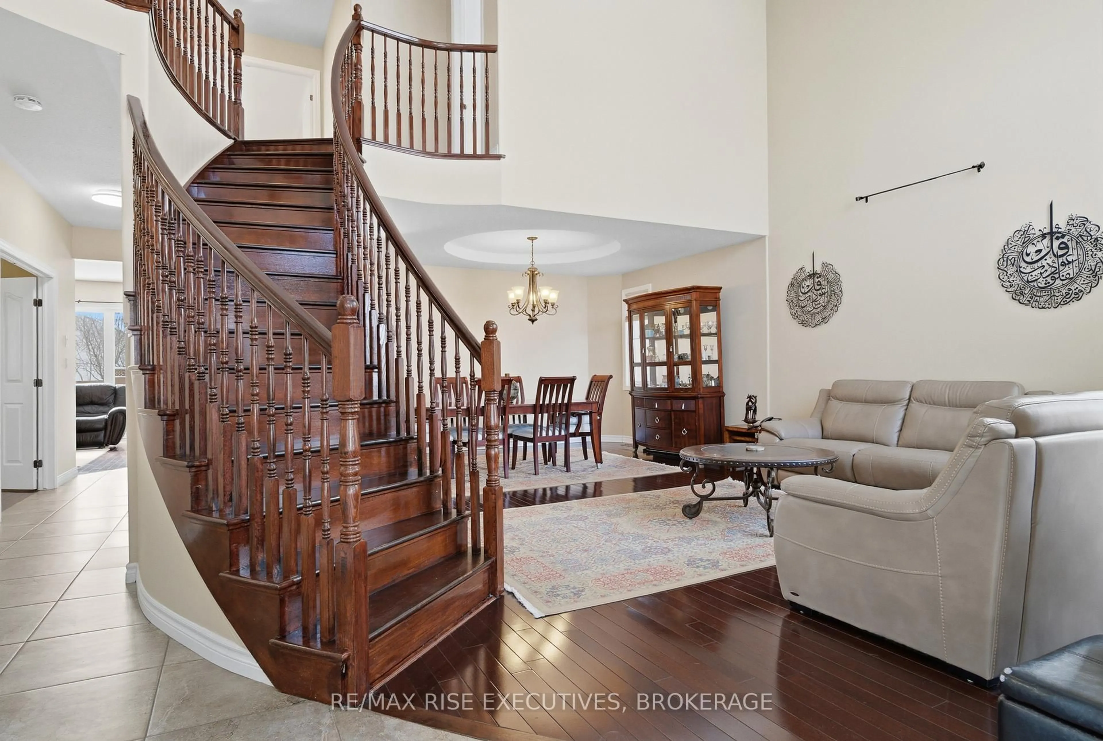 Indoor foyer for 402 Cavendish Cres, Kingston Ontario K7P 3E3