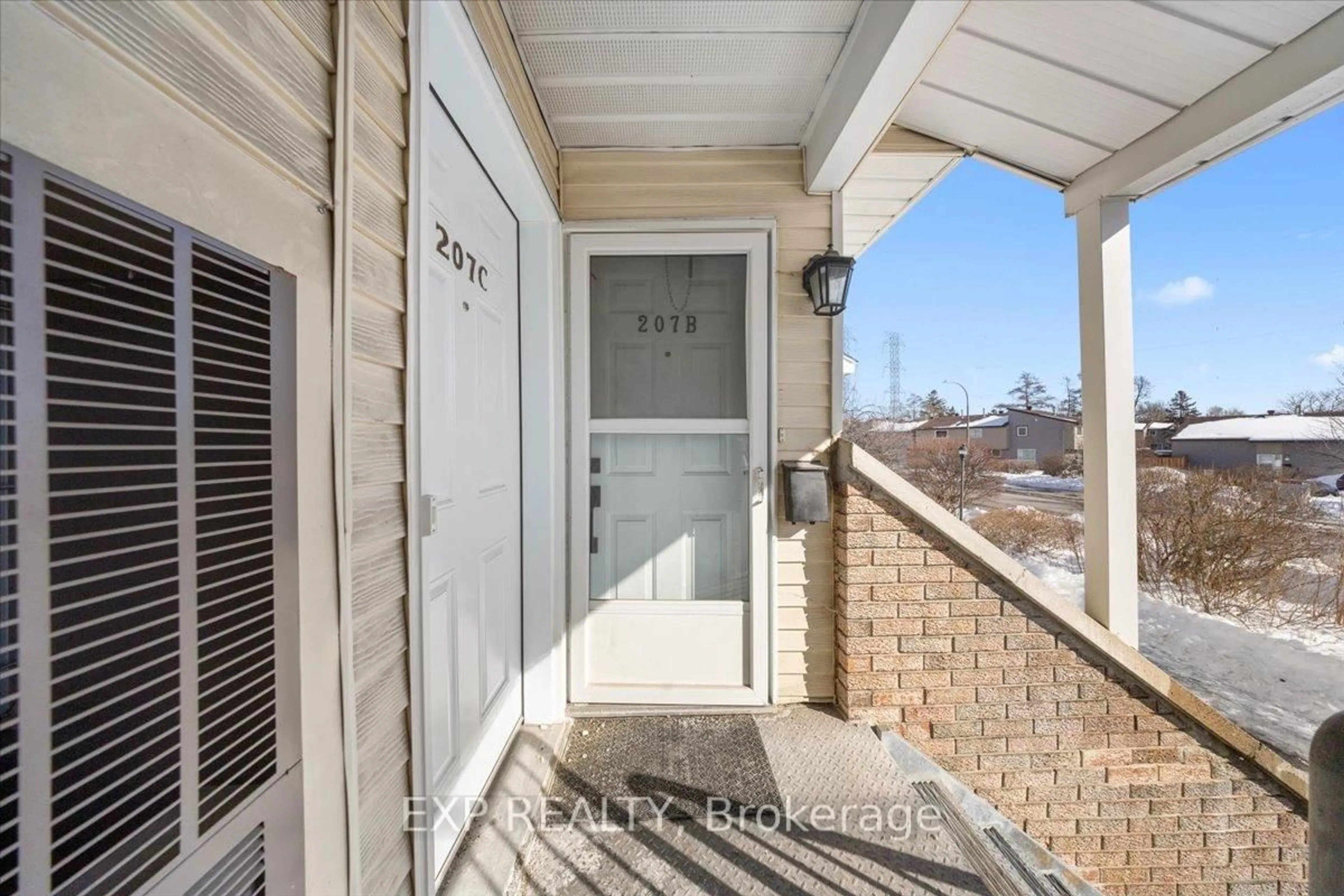 Indoor entryway for 207 Woodfield Dr #B, Ottawa Ontario K2G 4P2