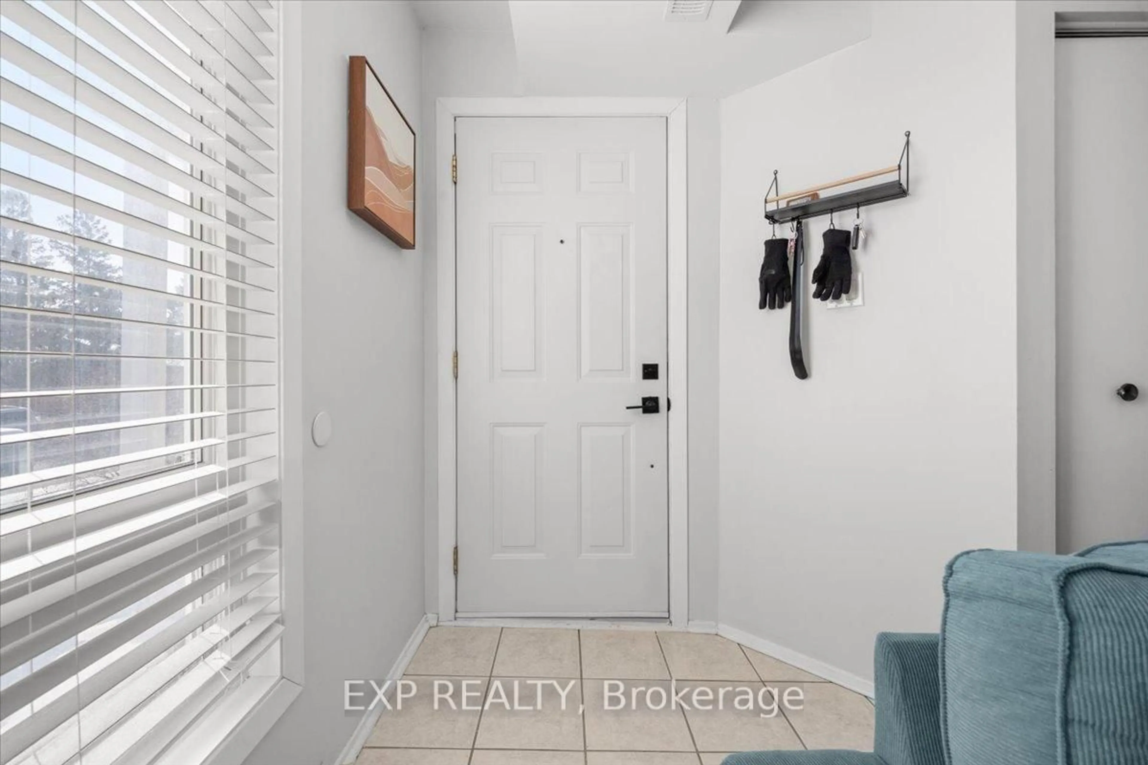 Indoor entryway for 207 Woodfield Dr #B, Ottawa Ontario K2G 4P2