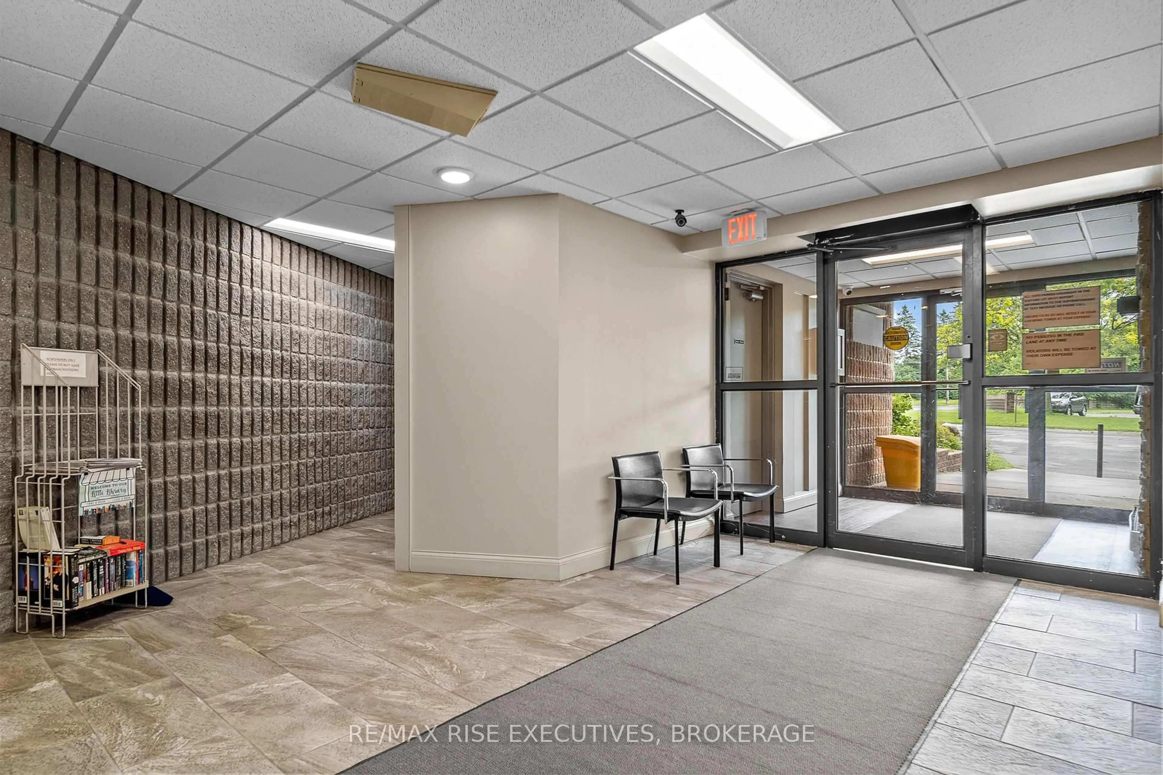 Indoor foyer for 17 Eldon Hall Pl #507, Kingston Ontario K7M 7H5